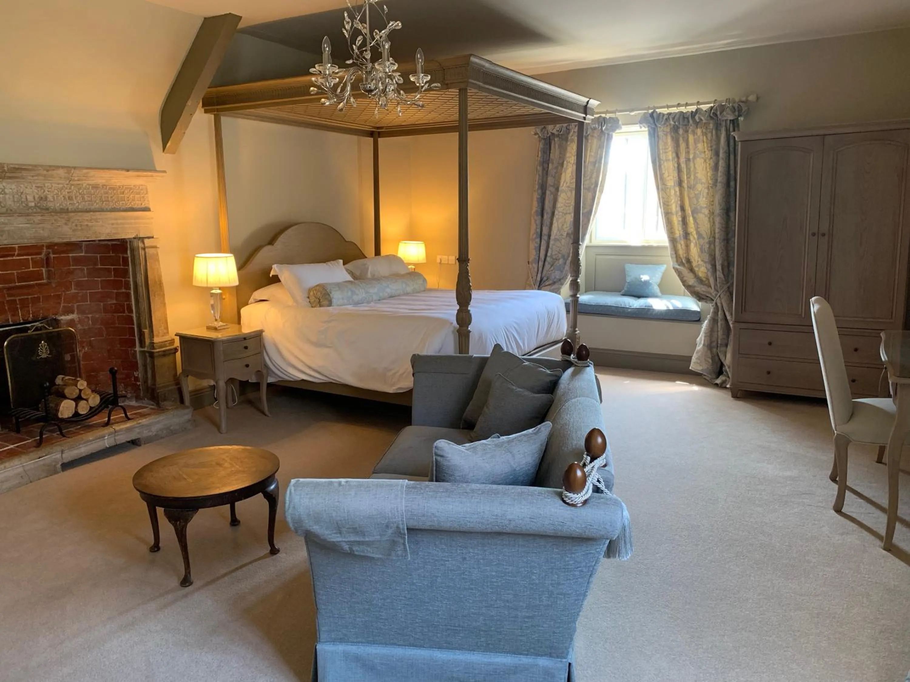 Photo of the whole room, Bed in Mortons Manor