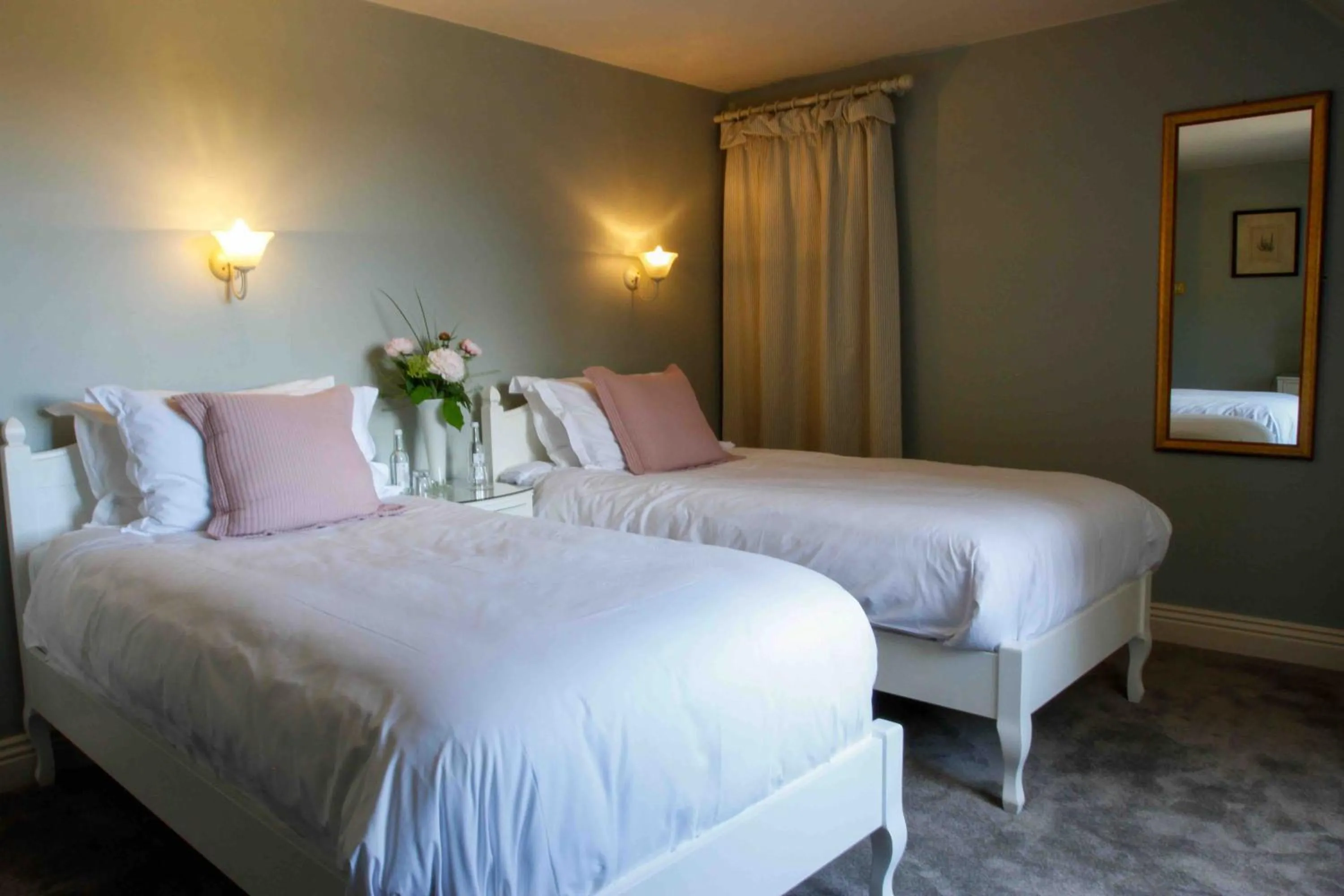 Bedroom, Bed in Mortons Manor