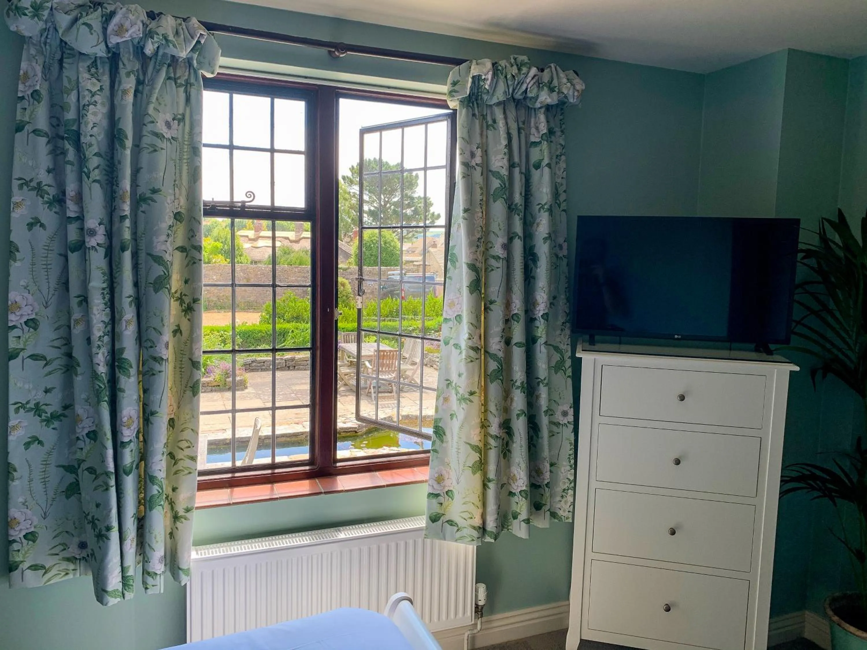 View (from property/room), Bed in Mortons Manor