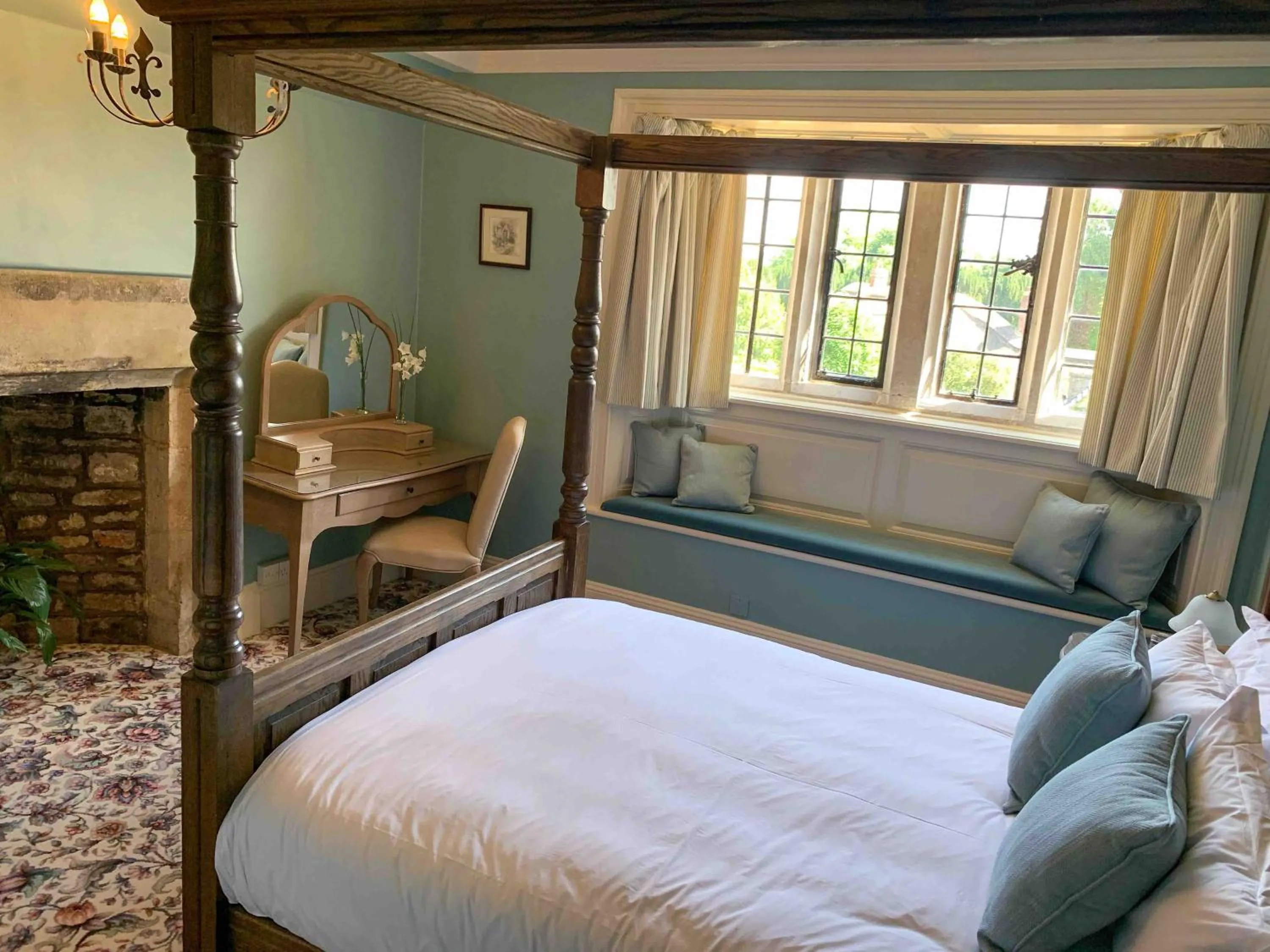 Bedroom, Bed in Mortons Manor