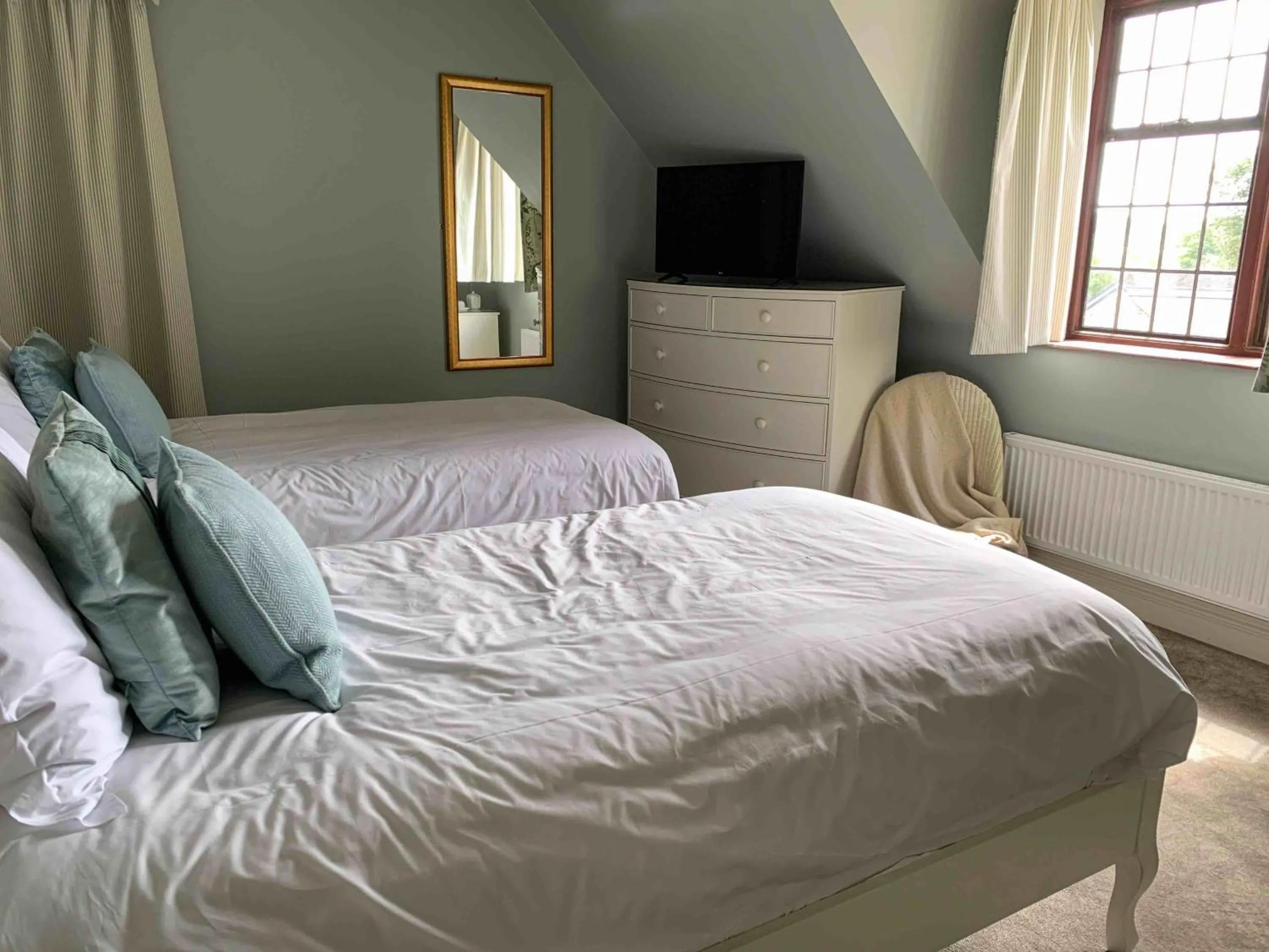 Bedroom, Bed in Mortons Manor