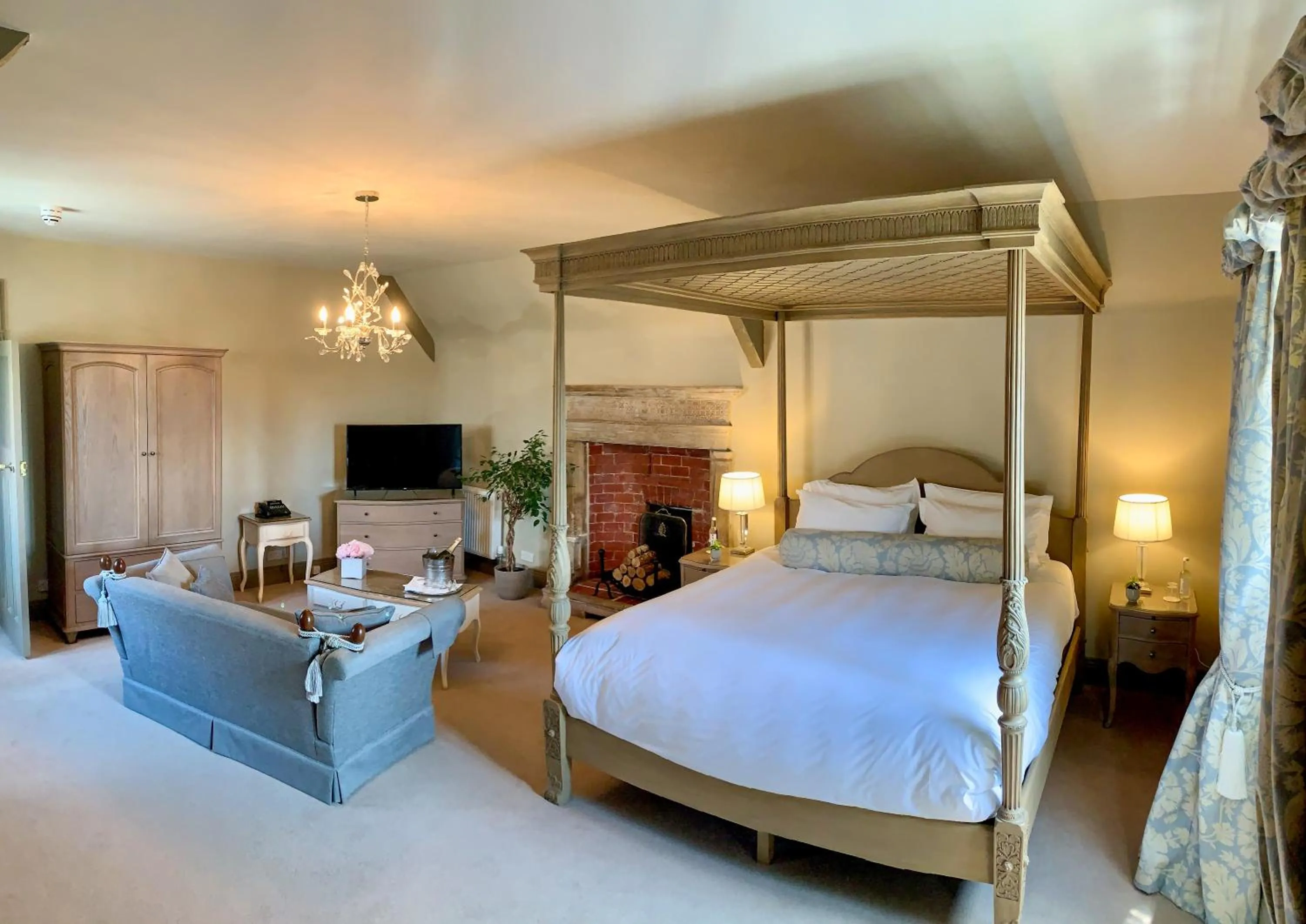Bedroom, Bed in Mortons Manor