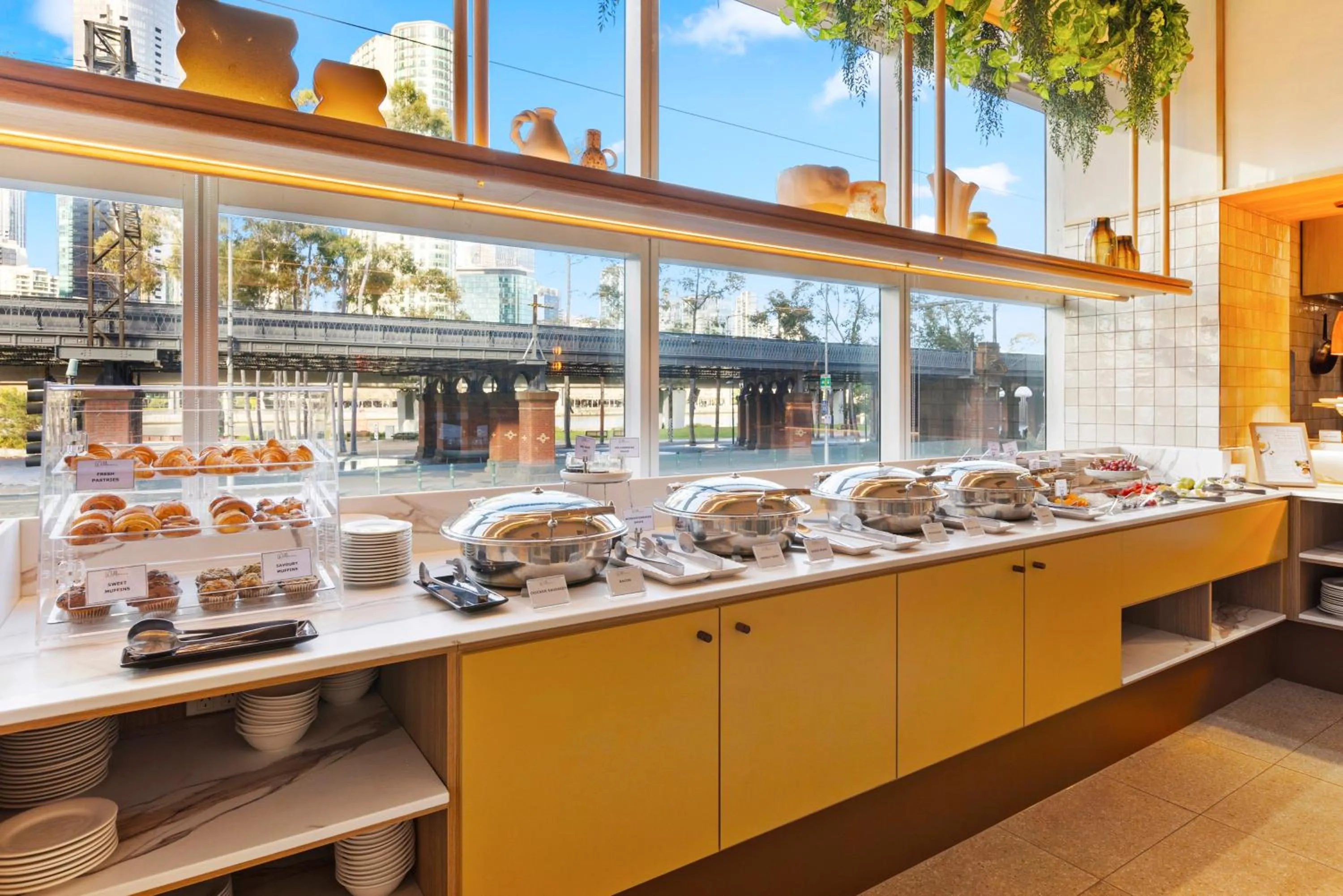 Buffet breakfast in Clarion Suites Gateway