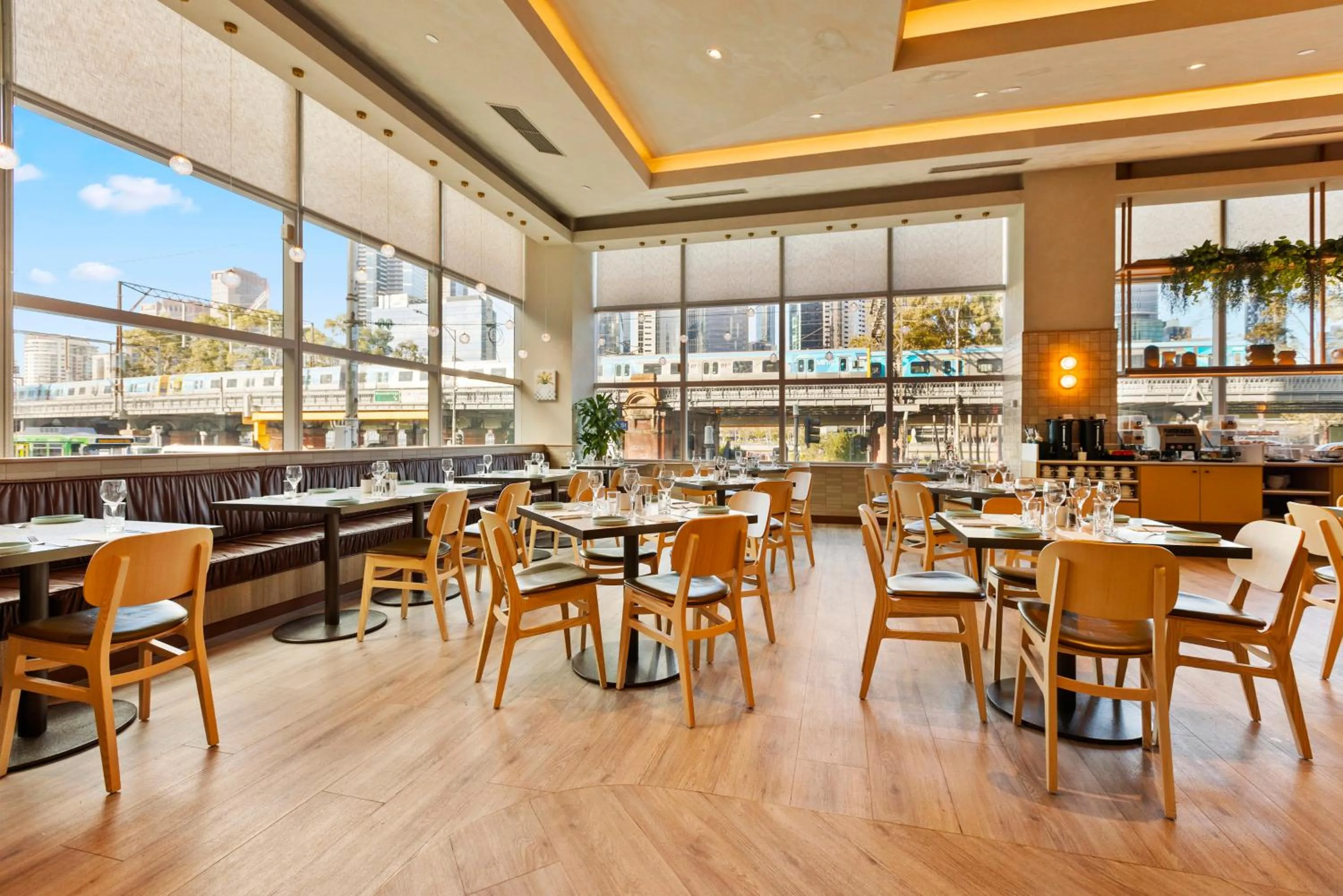 Restaurant/places to eat in Clarion Suites Gateway