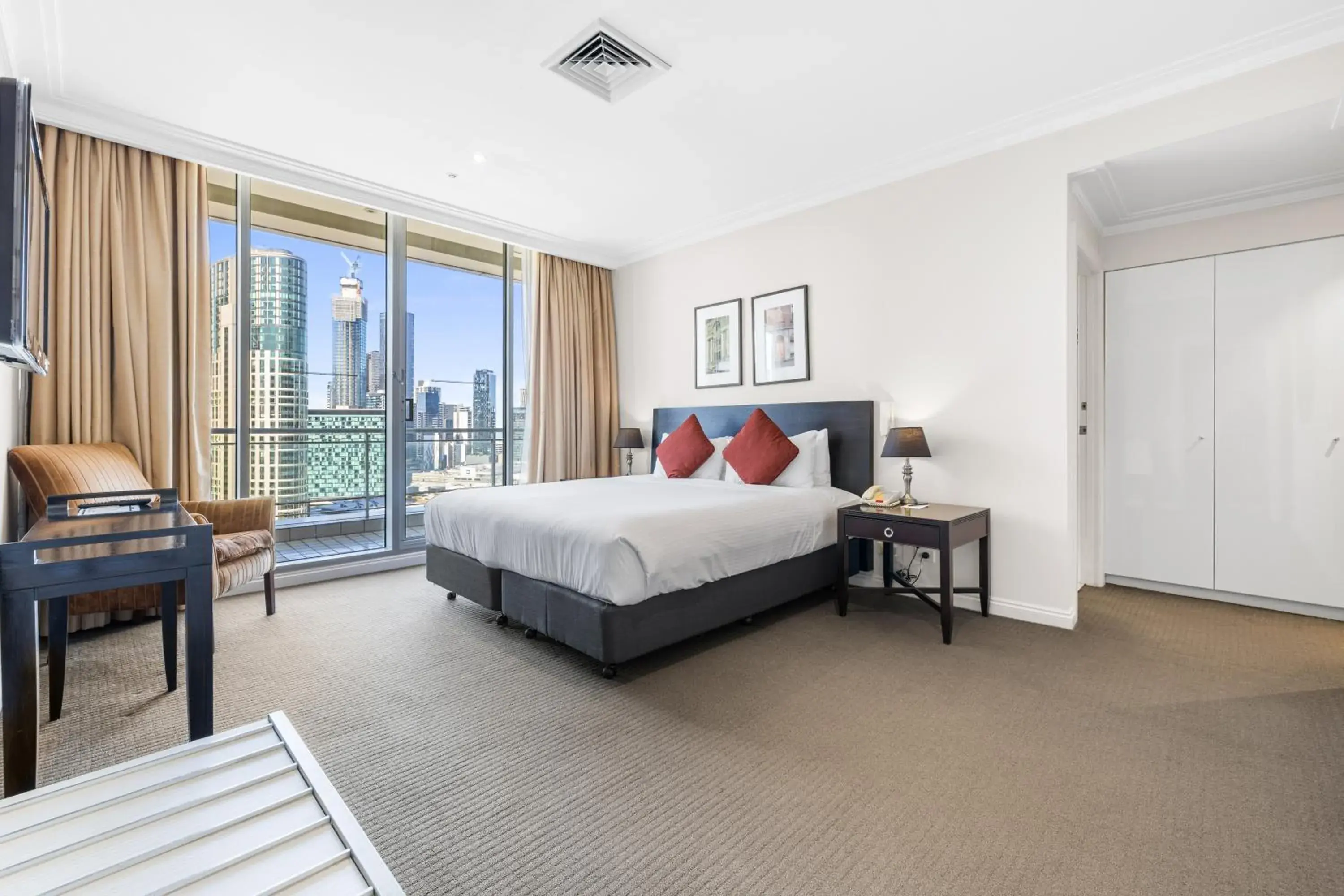 Bed in Clarion Suites Gateway Bed in Clarion Suites Gateway