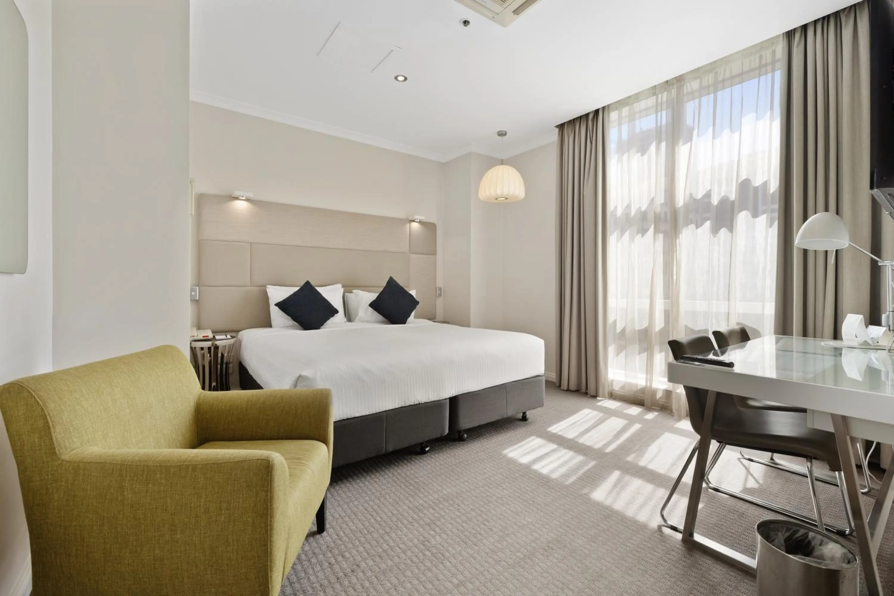 Bed in Clarion Suites Gateway