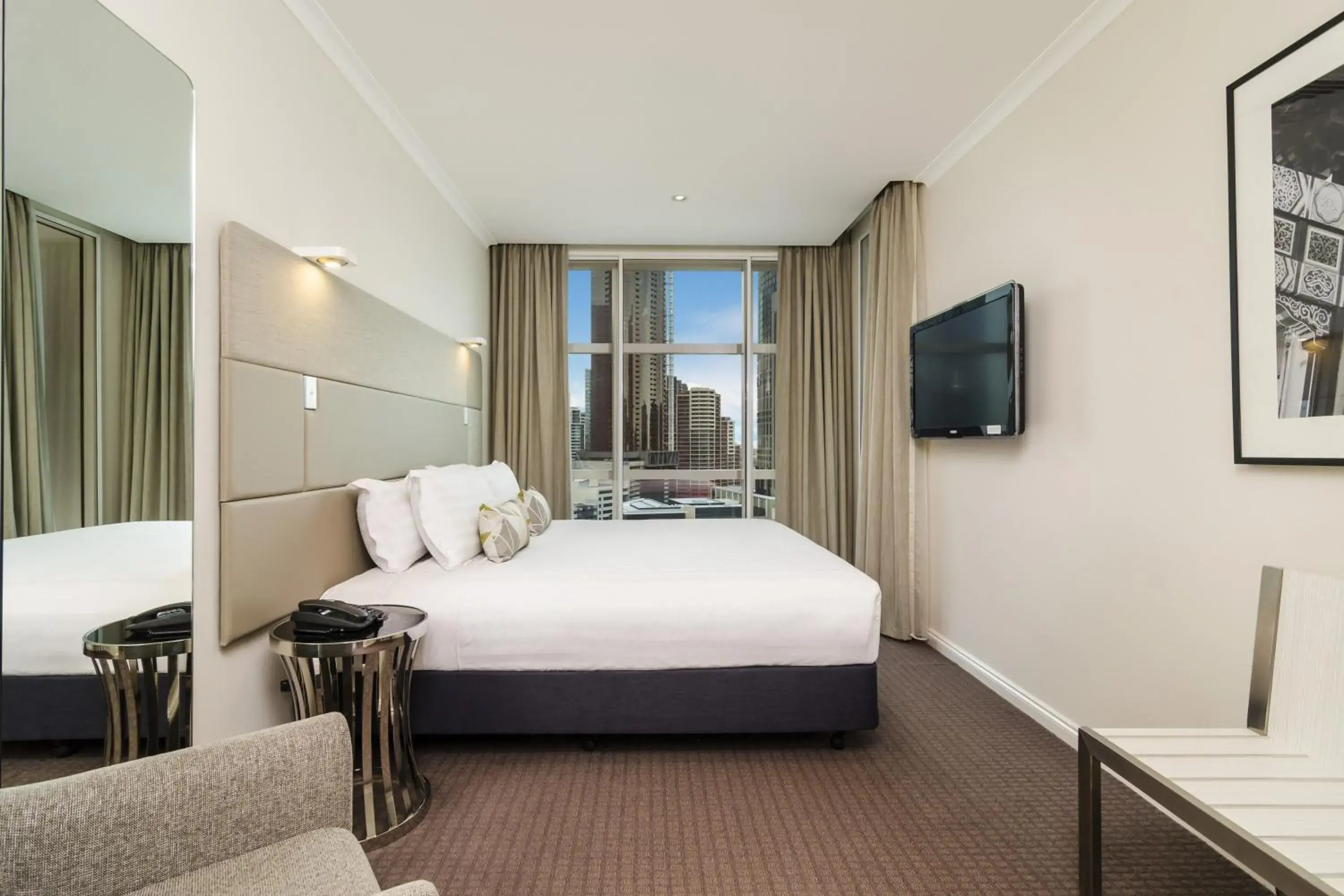 TV and multimedia, Bed in Clarion Suites Gateway TV and multimedia, Bed in Clarion Suites Gateway
