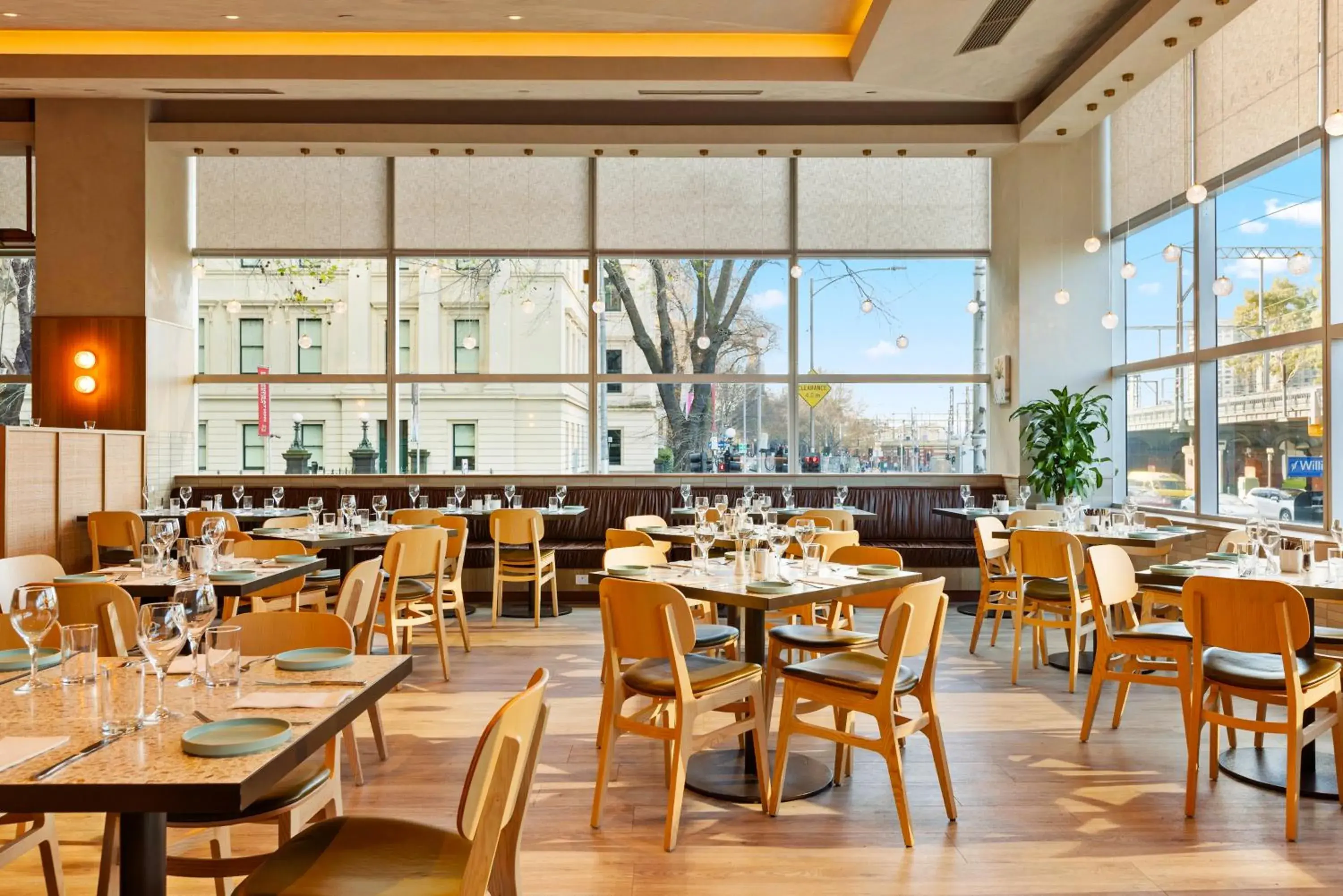 Restaurant/places to eat in Clarion Suites Gateway Restaurant/places to eat in Clarion Suites Gateway