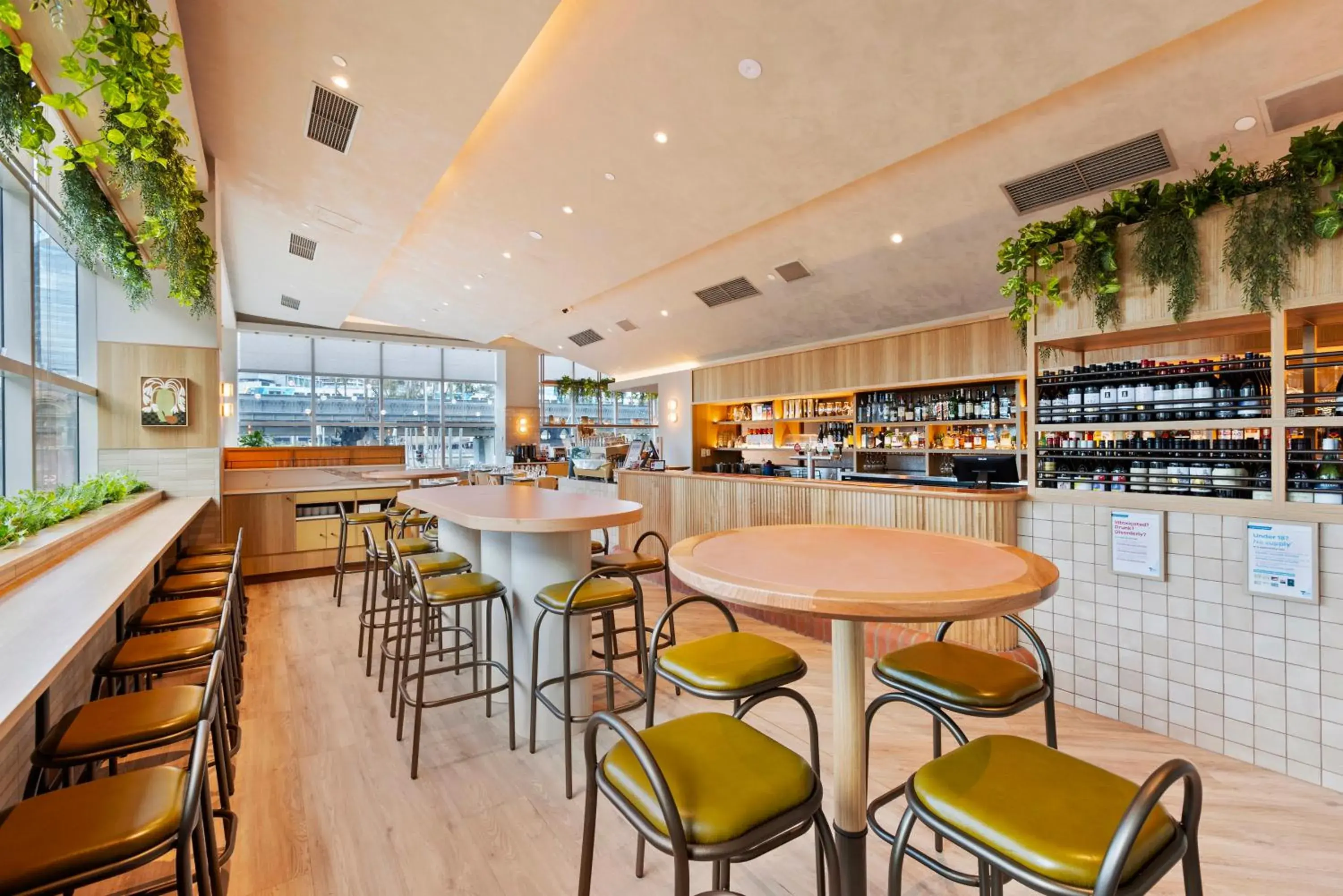 Restaurant/places to eat in Clarion Suites Gateway Restaurant/places to eat in Clarion Suites Gateway