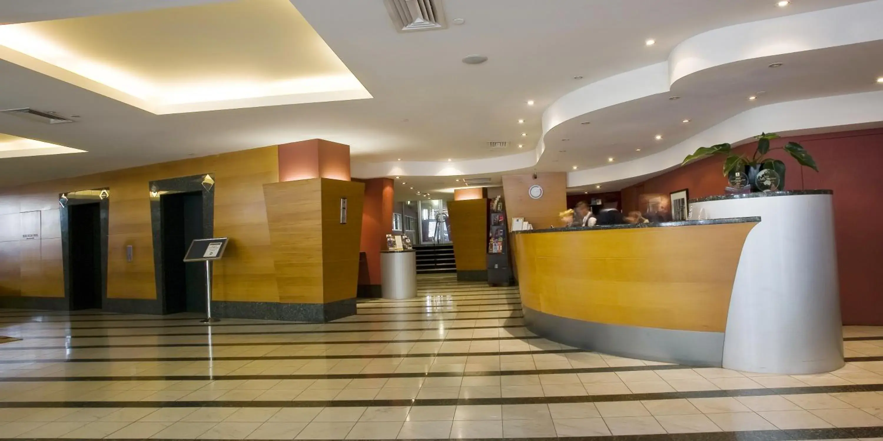 Lobby or reception in Clarion Suites Gateway Lobby or reception in Clarion Suites Gateway