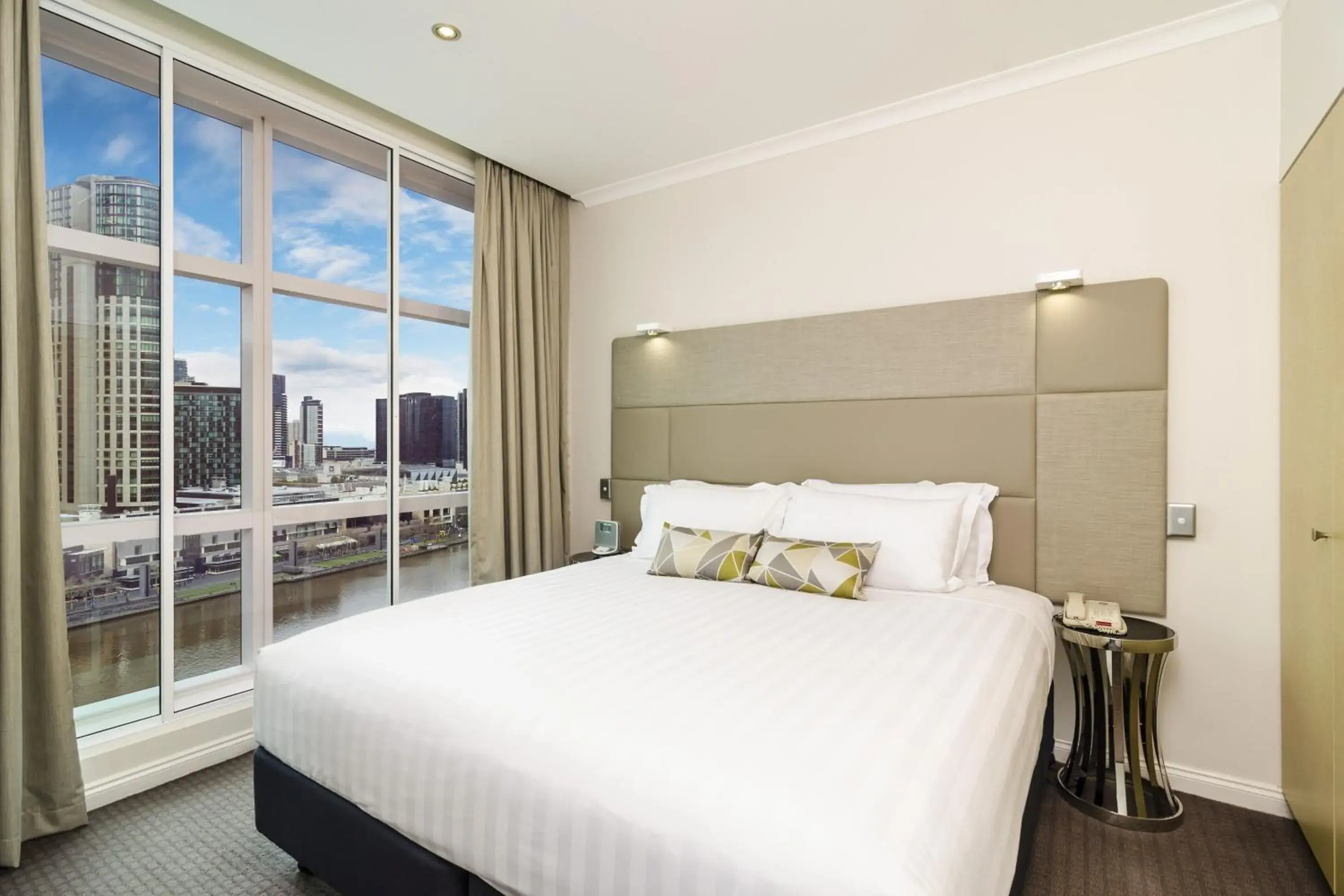 TV and multimedia, Bed in Clarion Suites Gateway TV and multimedia, Bed in Clarion Suites Gateway