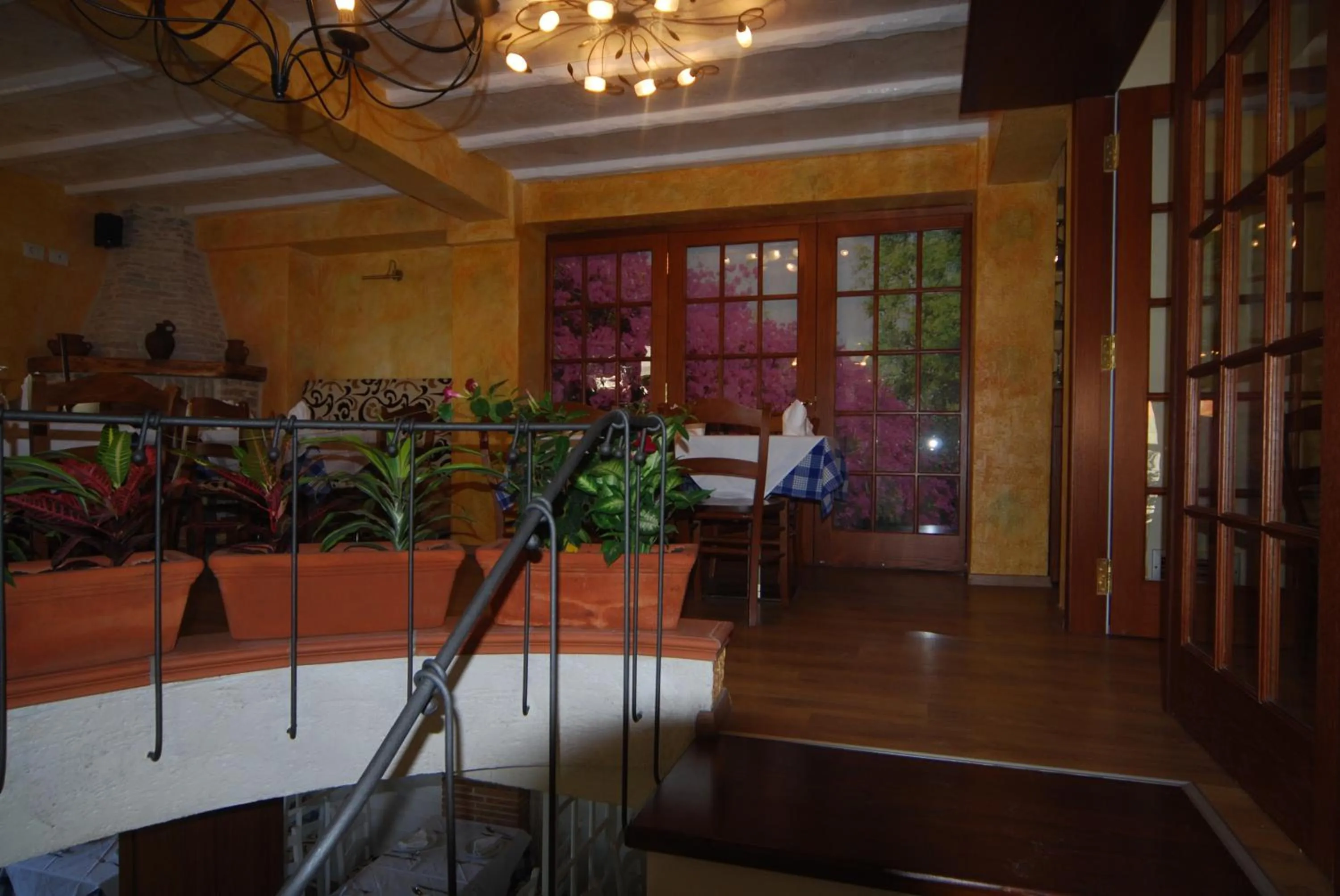 Restaurant/places to eat in Hotel Town House