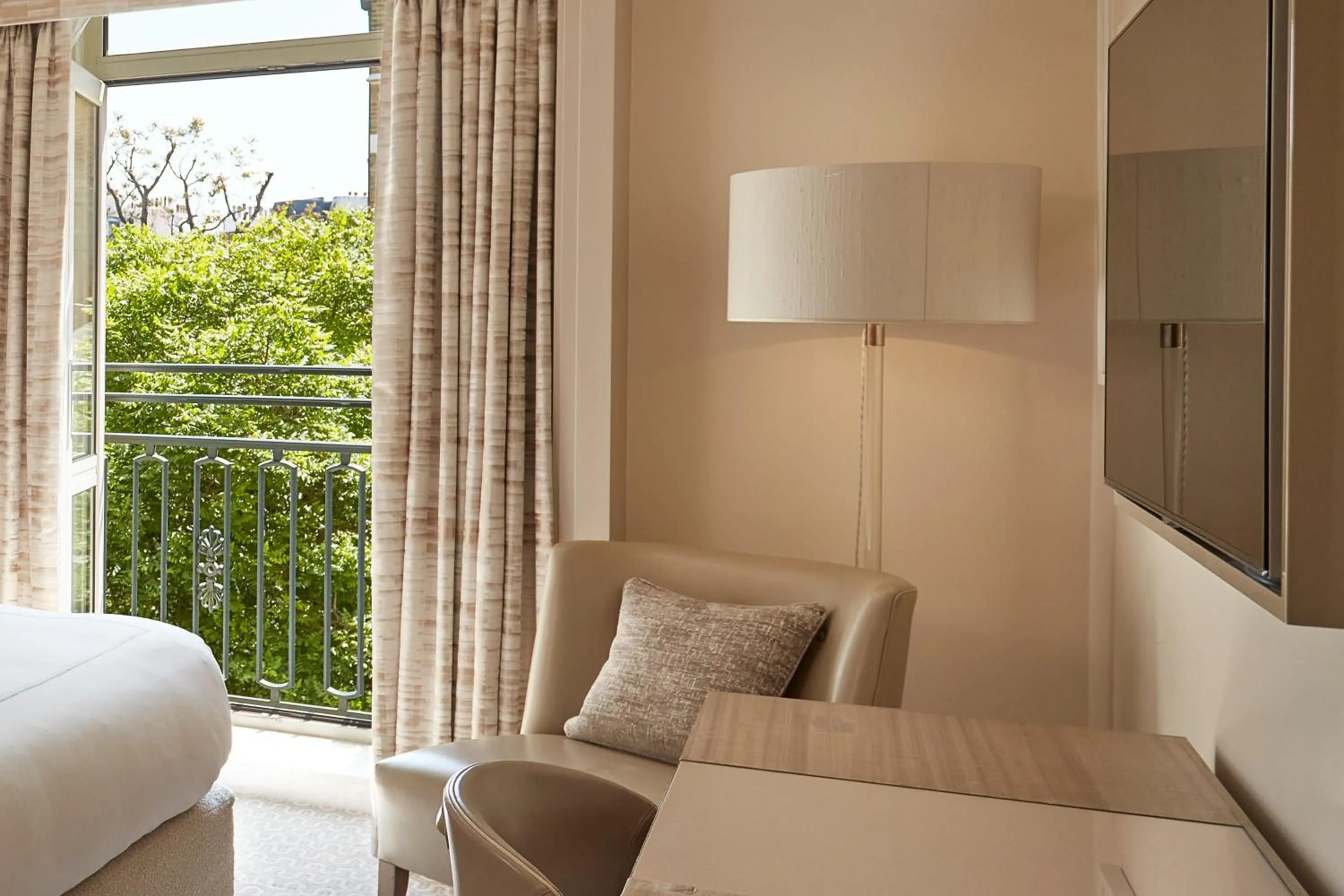 View (from property/room), Bed in The Berkeley, Maybourne