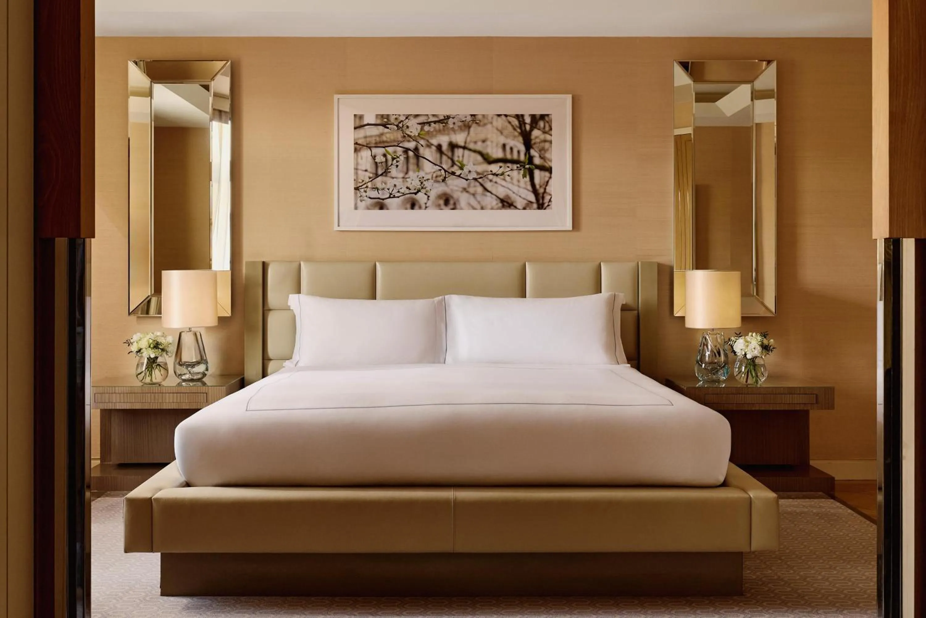 Photo of the whole room, Bed in The Berkeley, Maybourne