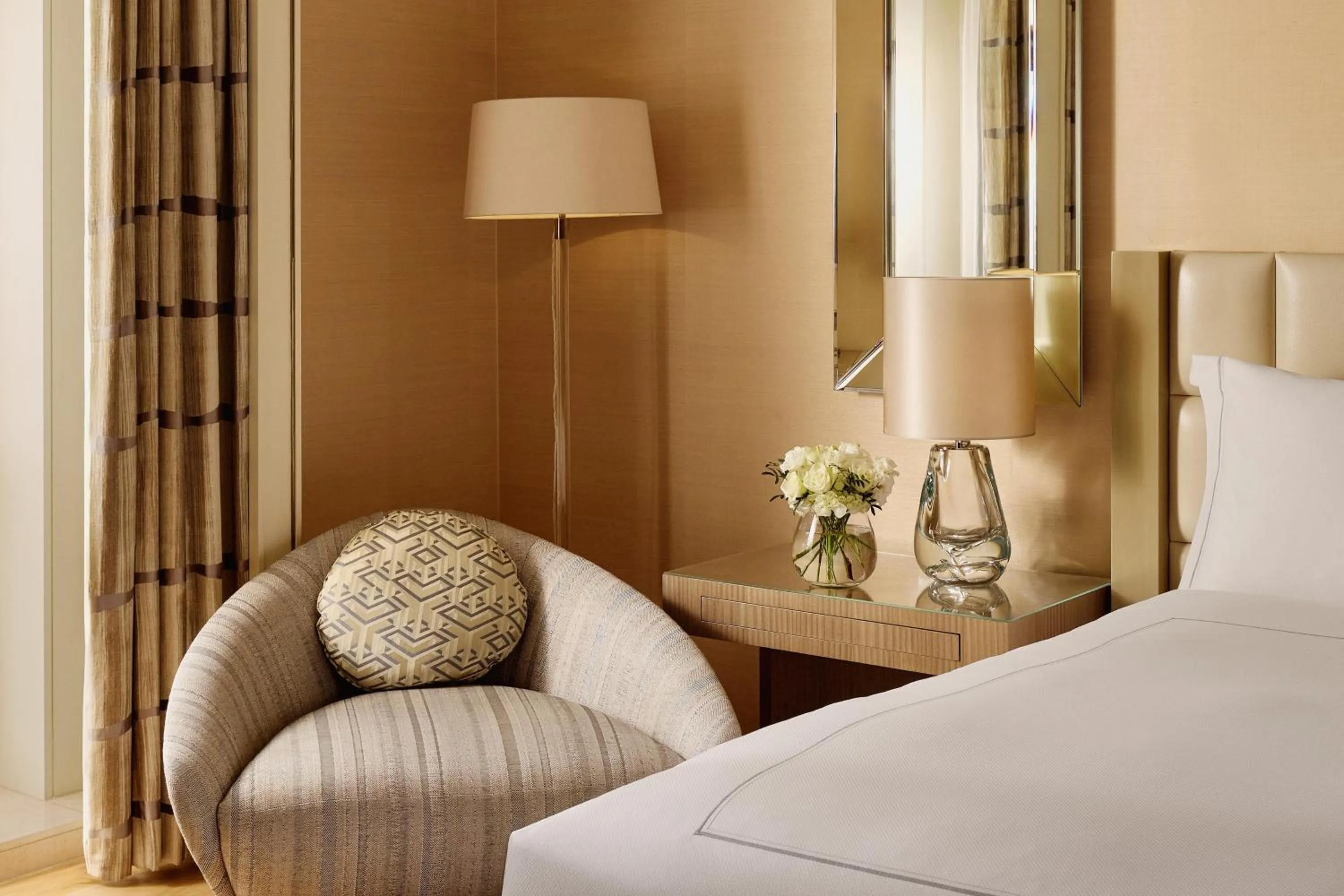 Photo of the whole room, Bed in The Berkeley, Maybourne