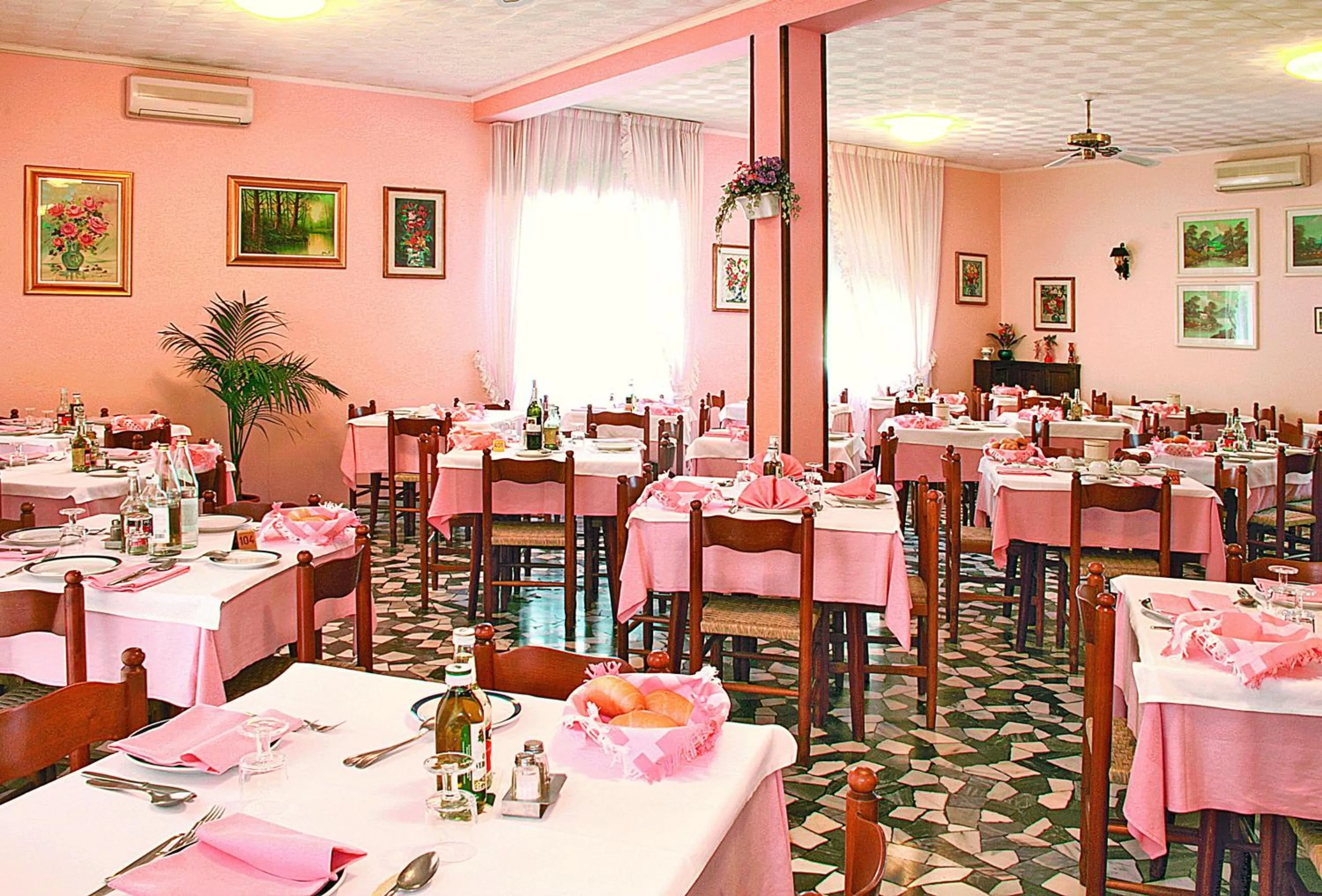 Restaurant/places to eat in Hotel Edera