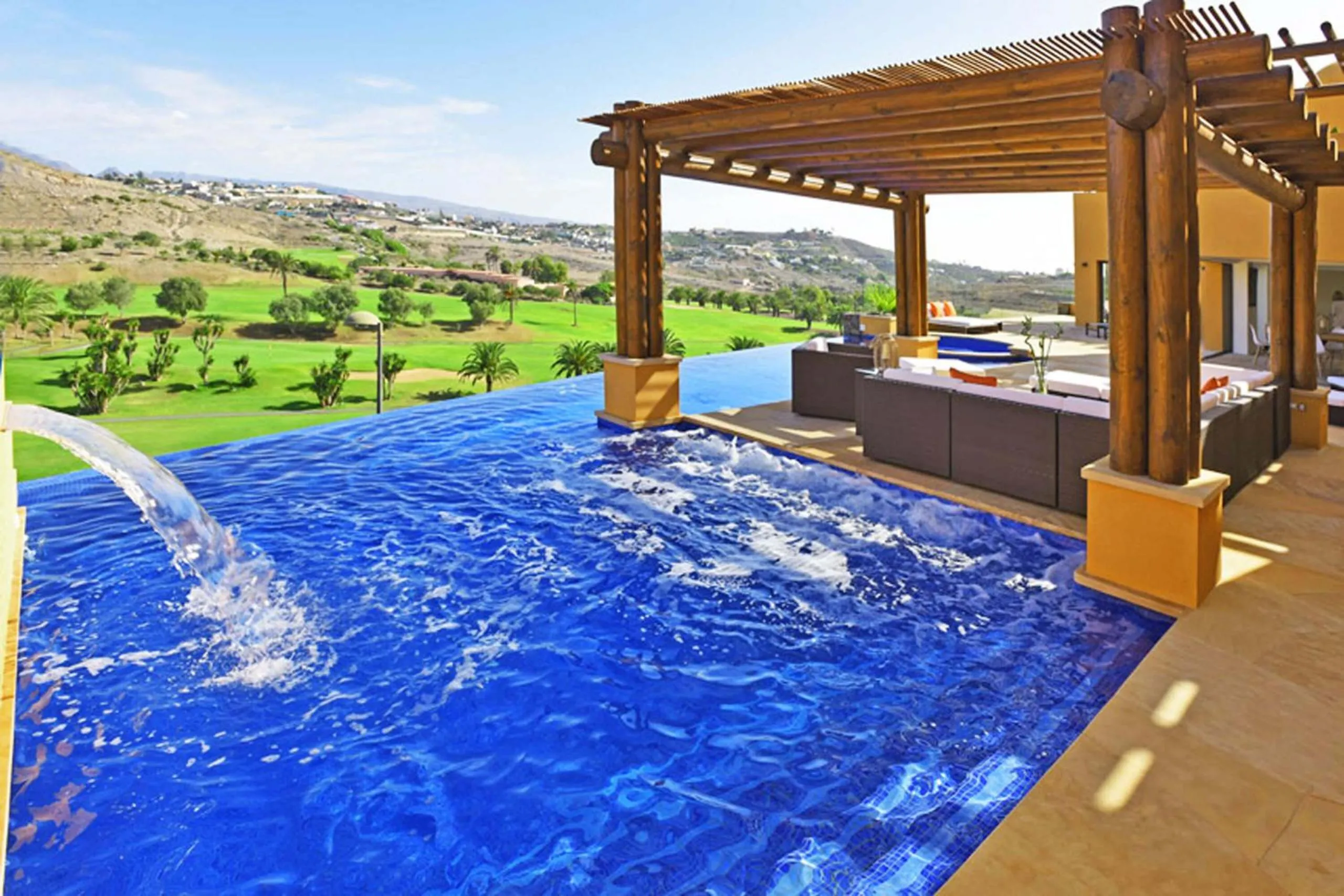 Swimming pool in Salobre Moringa