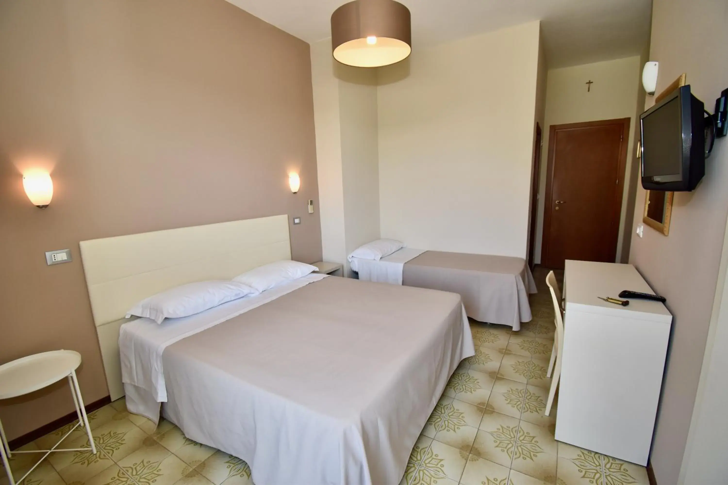 Economy Triple Room in Hotel Astor B&B Economy Triple Room in Hotel Astor B&B