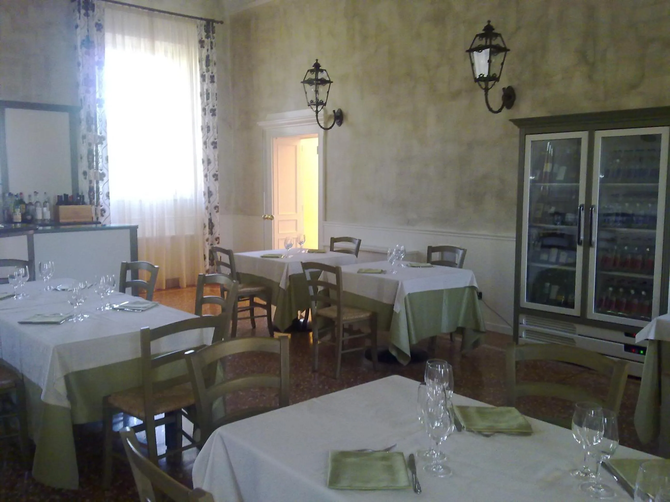 Restaurant/places to eat in Villa Aretusi