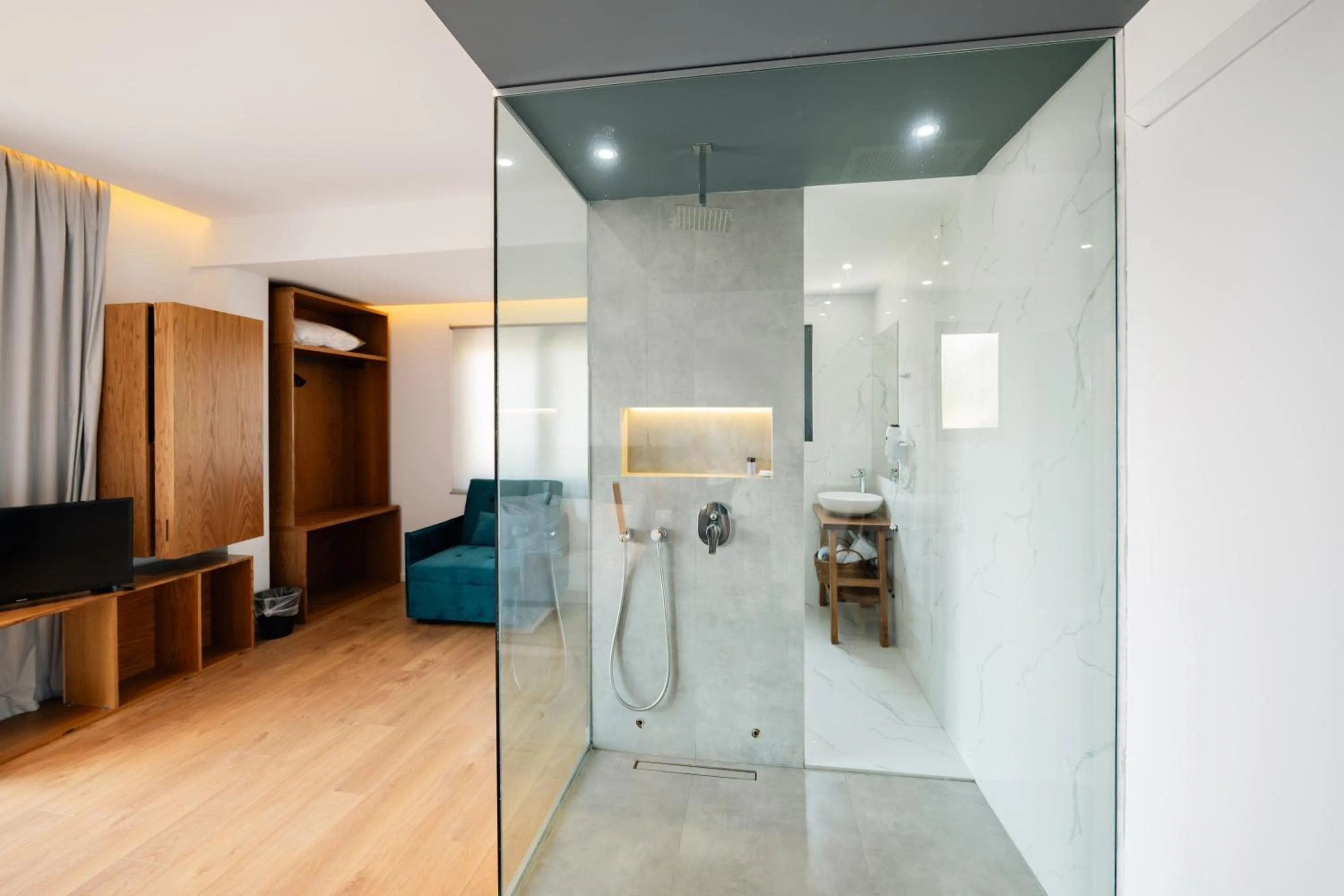 Shower in Kanes Bohemian Boutique Hotel