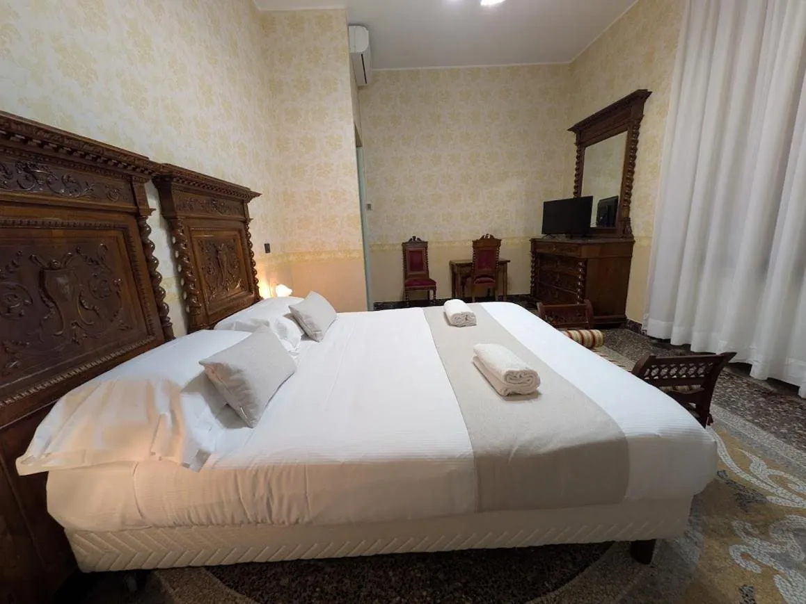 Bed in Villa Fieschi Boutique Hotel