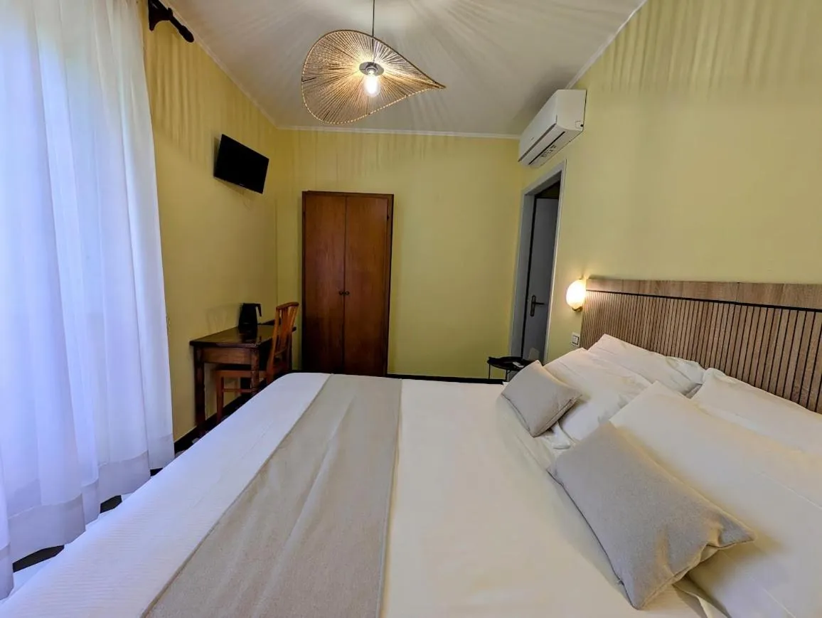 Bed in Villa Fieschi Boutique Hotel