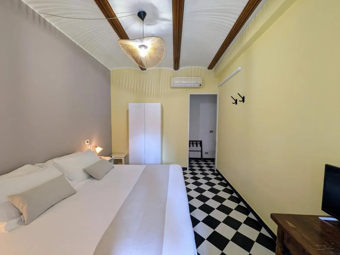 Bed in Villa Fieschi Boutique Hotel