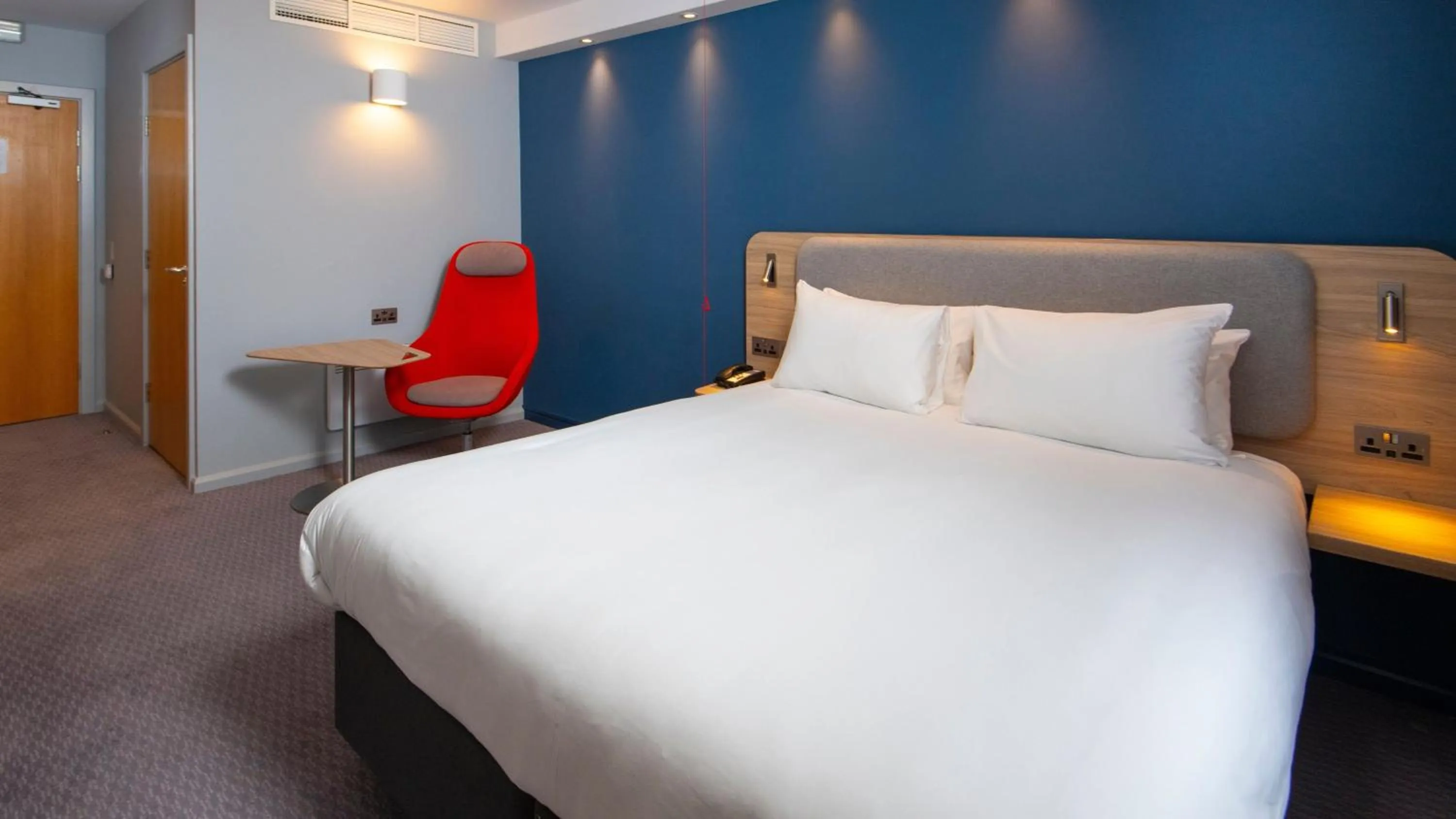 Photo of the whole room, Bed in Holiday Inn Express Burton Upon Trent by IHG