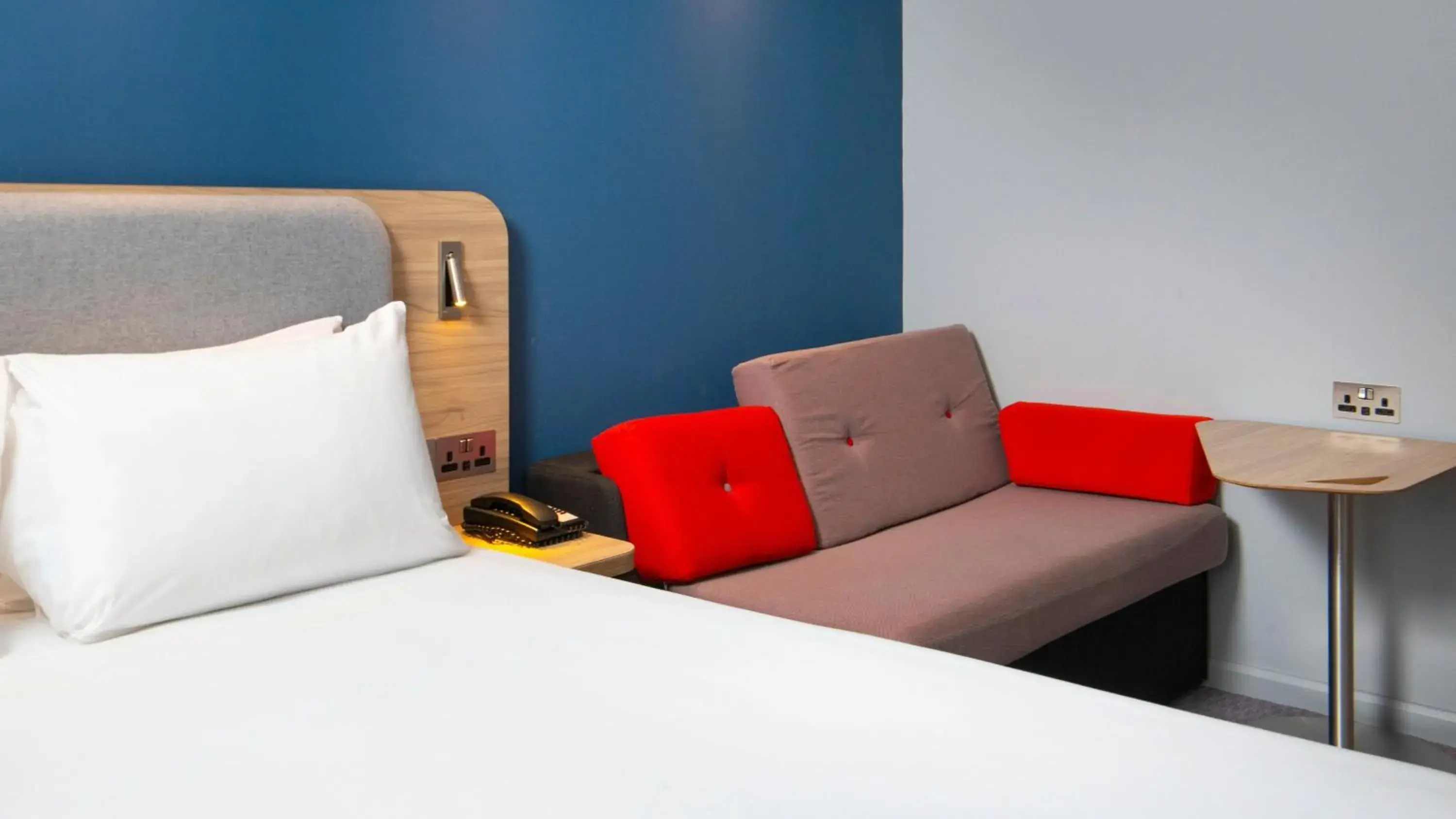 Photo of the whole room, Bed in Holiday Inn Express Burton Upon Trent by IHG Photo of the whole room, Bed in Holiday Inn Express Burton Upon Trent by IHG