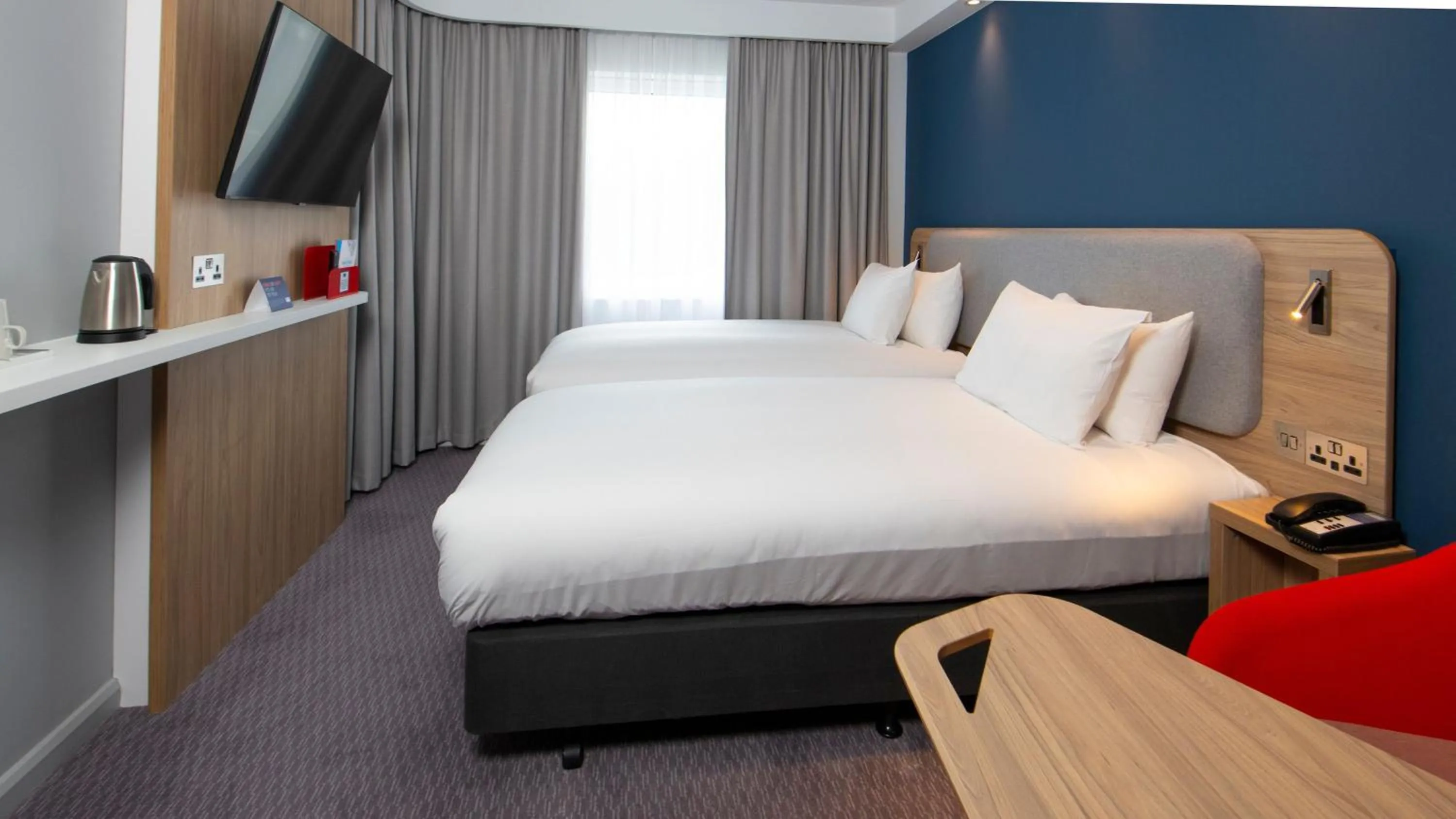Photo of the whole room, Bed in Holiday Inn Express Burton Upon Trent by IHG
