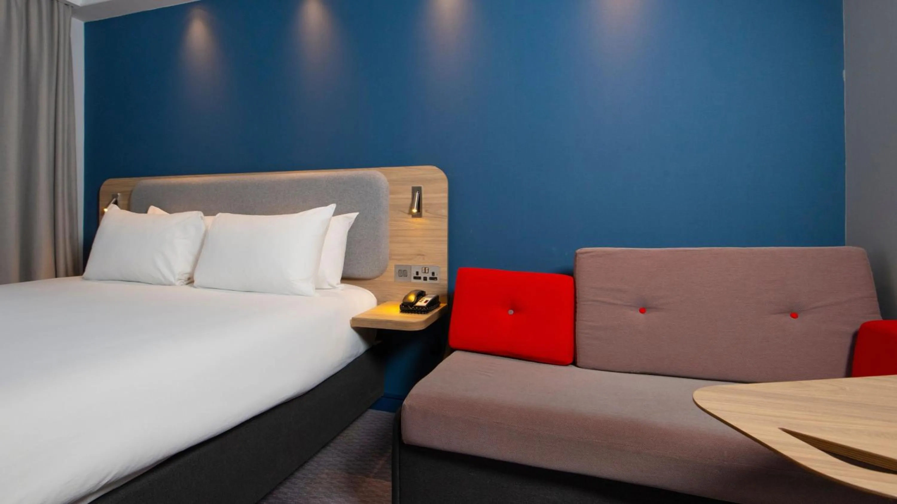 Photo of the whole room, Bed in Holiday Inn Express Burton Upon Trent by IHG