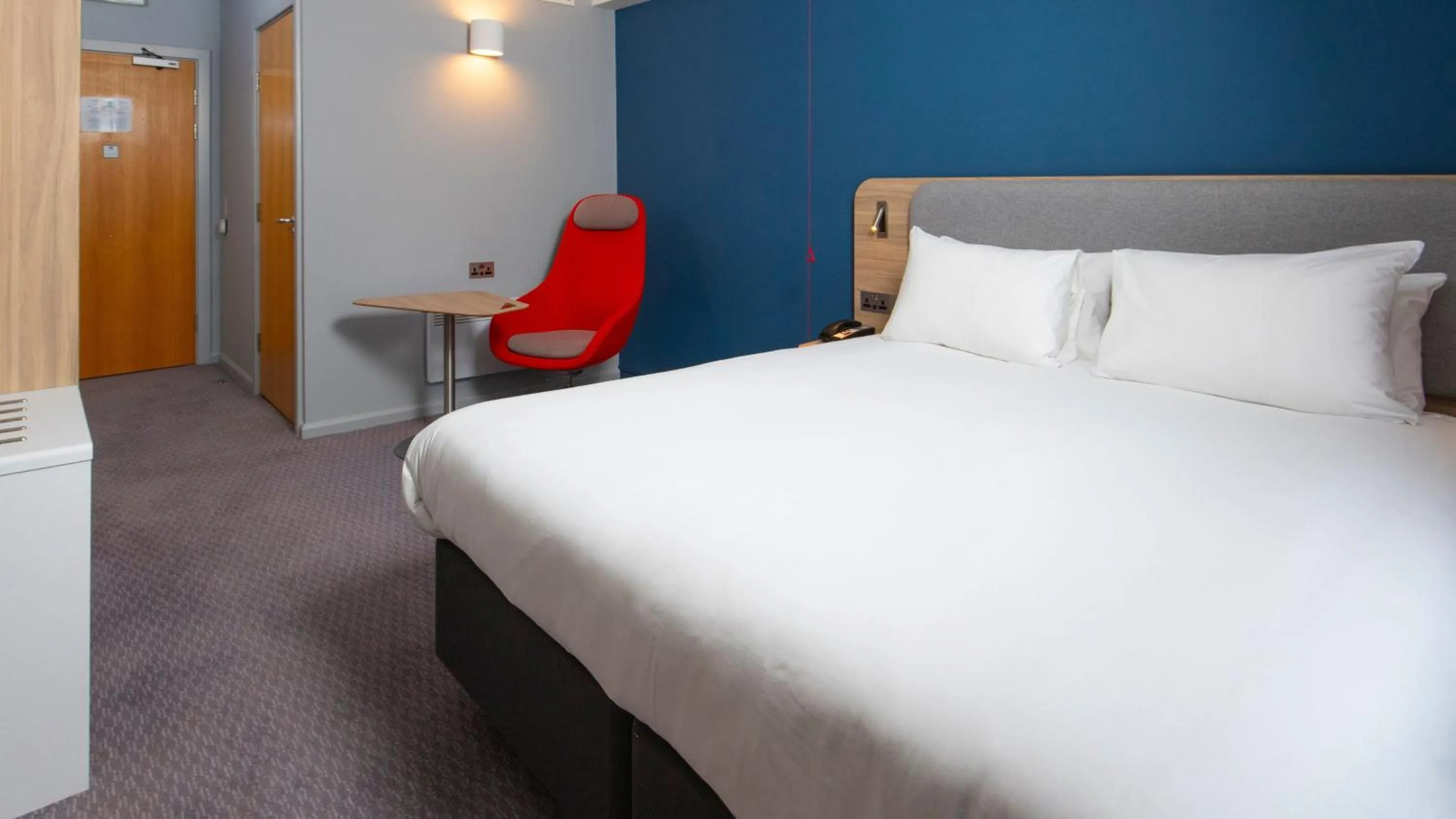 Photo of the whole room, Bed in Holiday Inn Express Burton Upon Trent by IHG