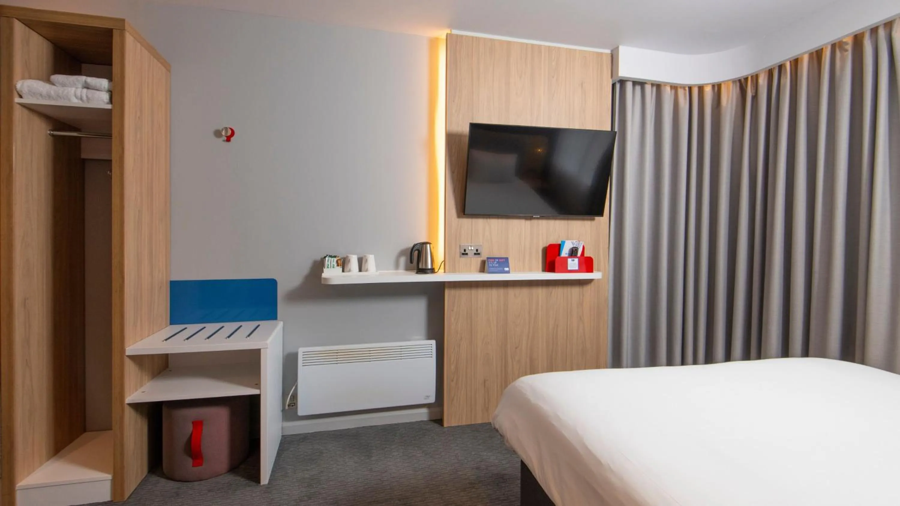 Photo of the whole room, Bed in Holiday Inn Express Burton Upon Trent by IHG