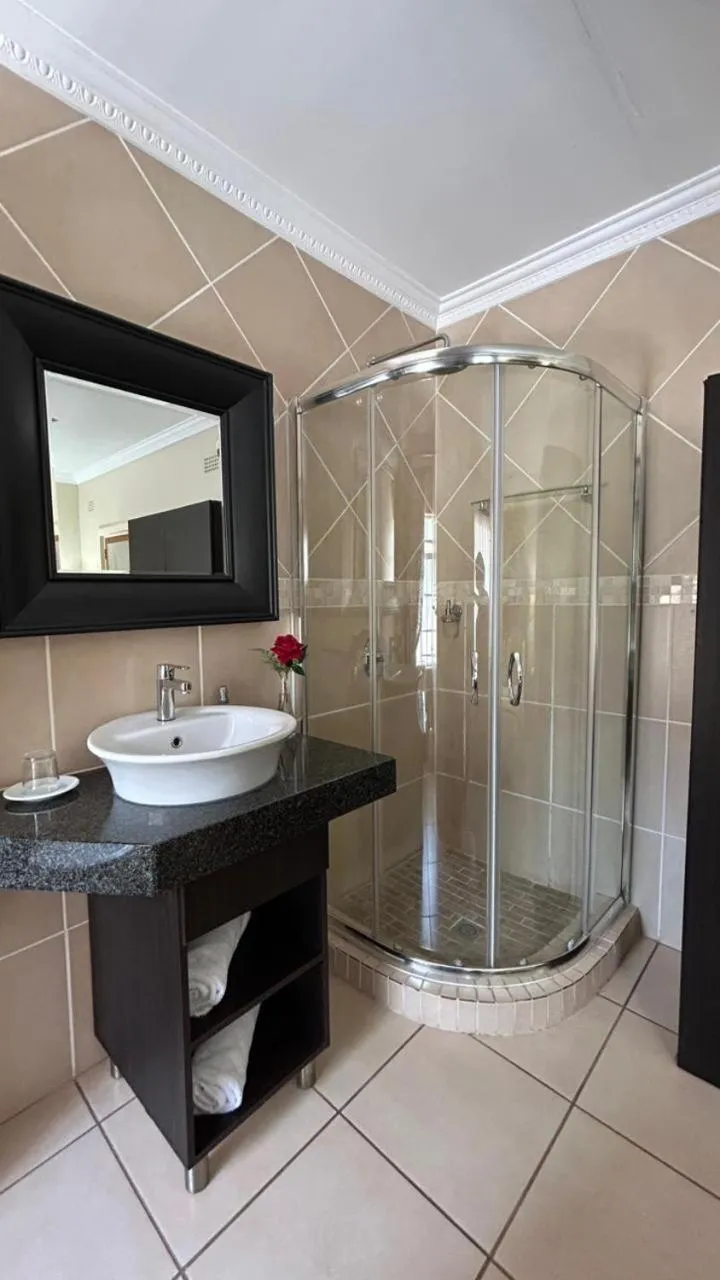 Shower in La Barune Guest House