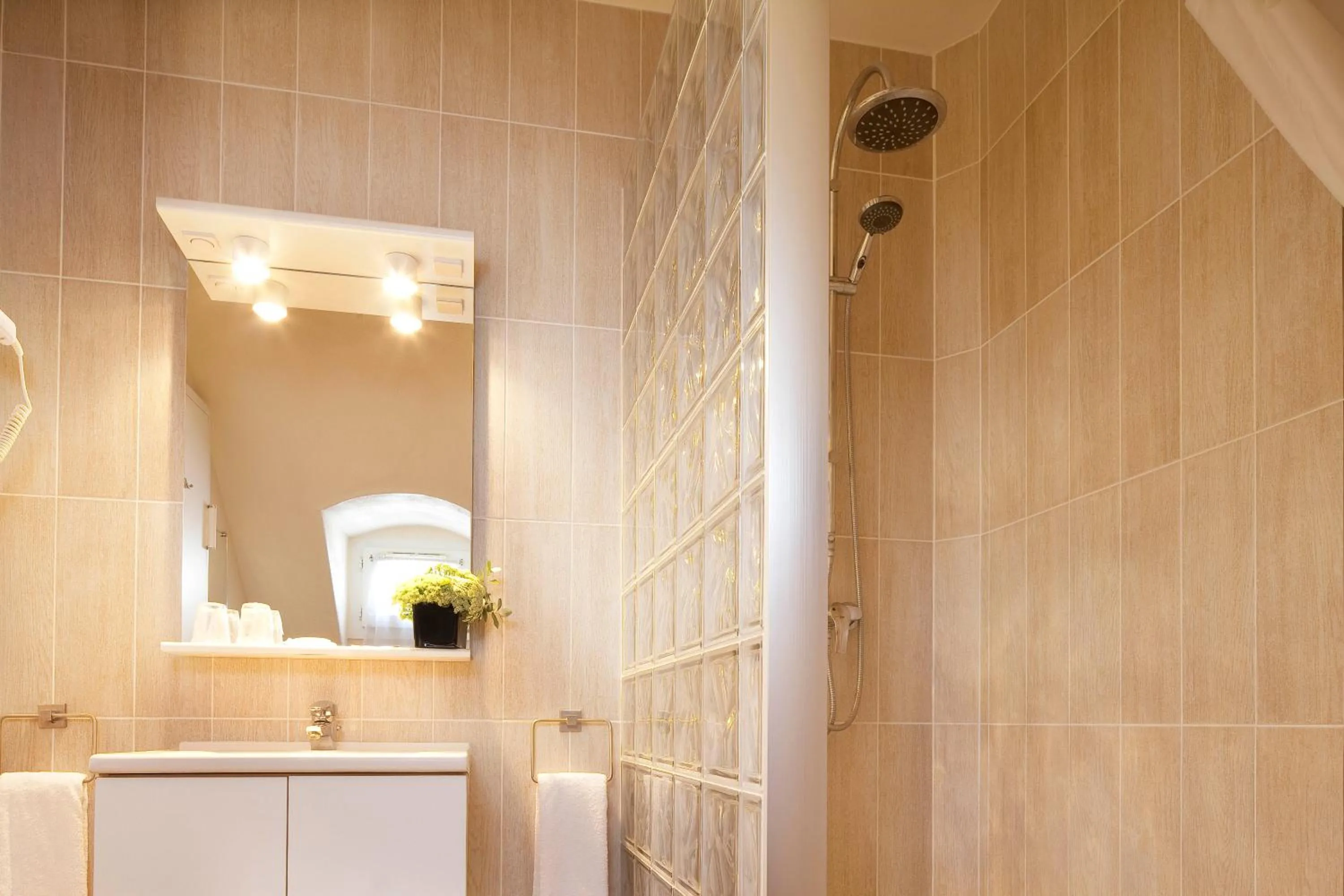 Bathroom in Hôtel Londres Saint Honoré