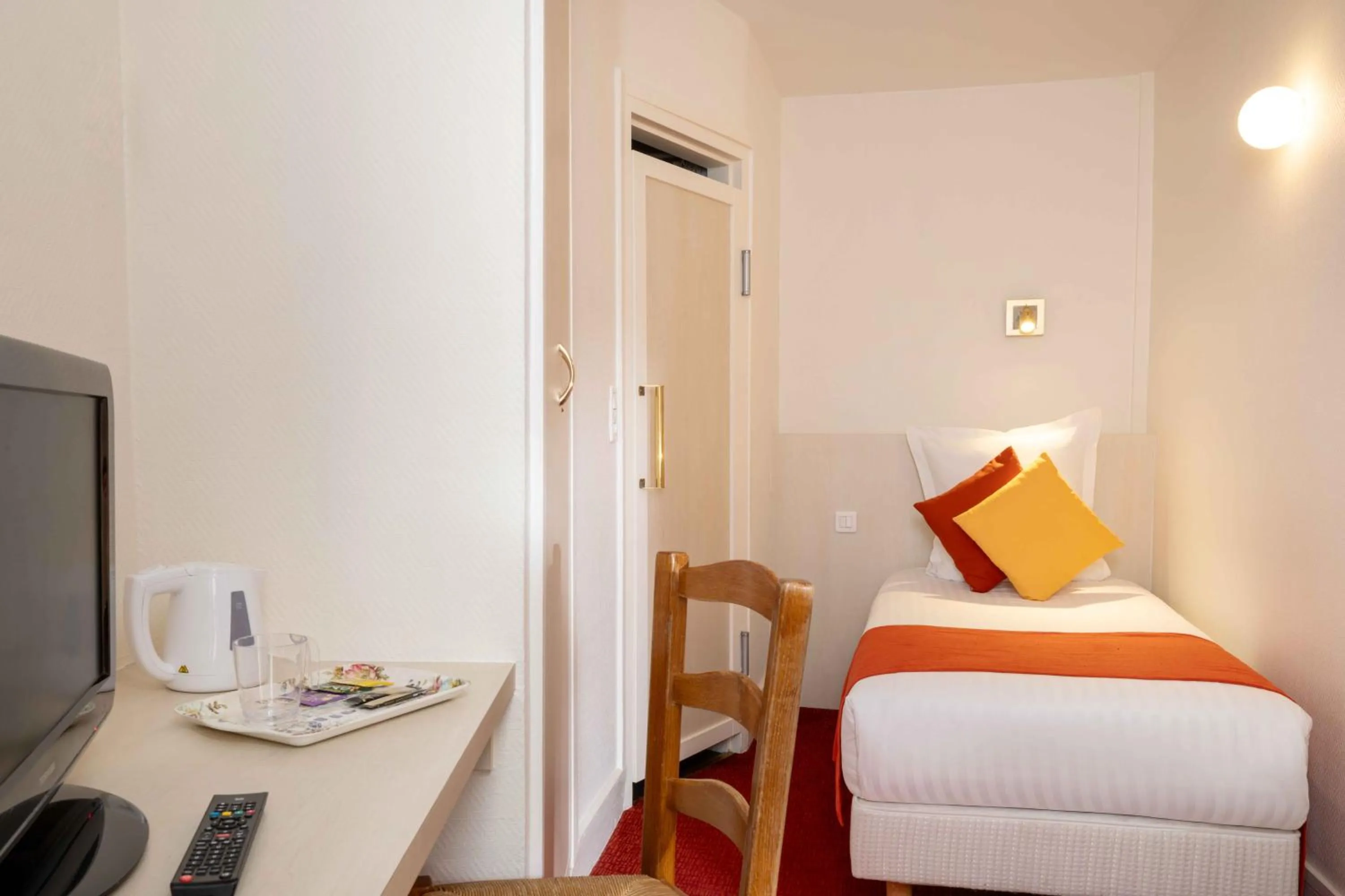 Bed in Hôtel Londres Saint Honoré