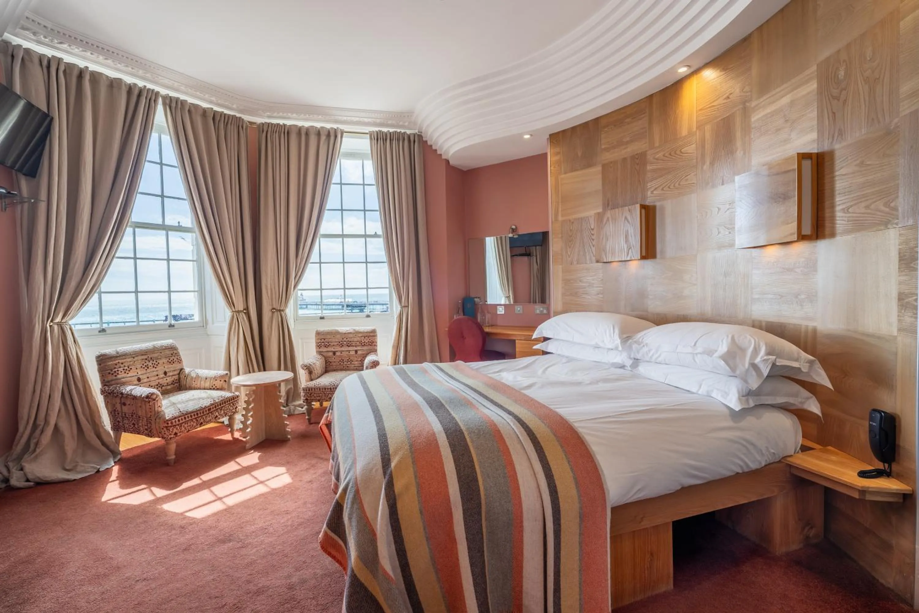 Bedroom, Bed in Drakes Hotel