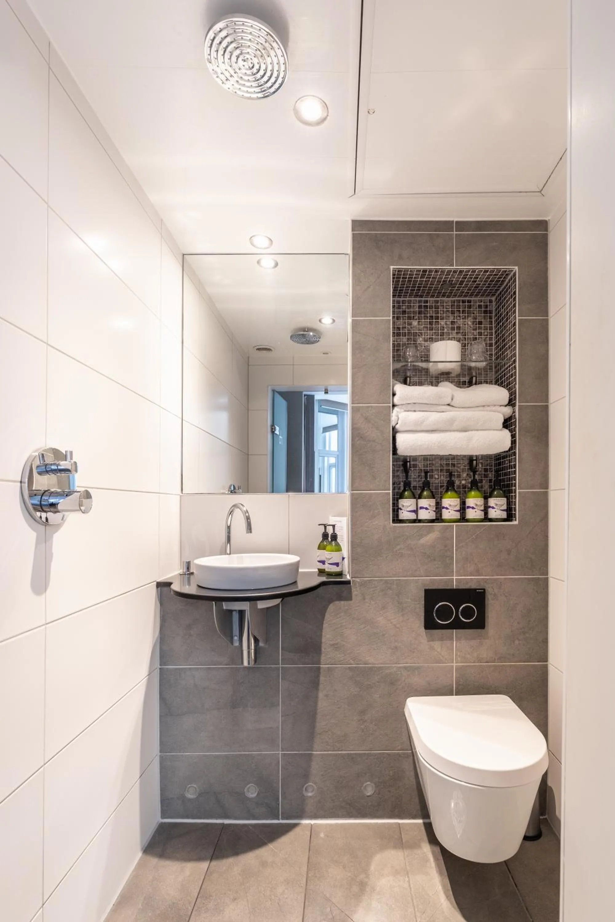 Bathroom in Drakes Hotel