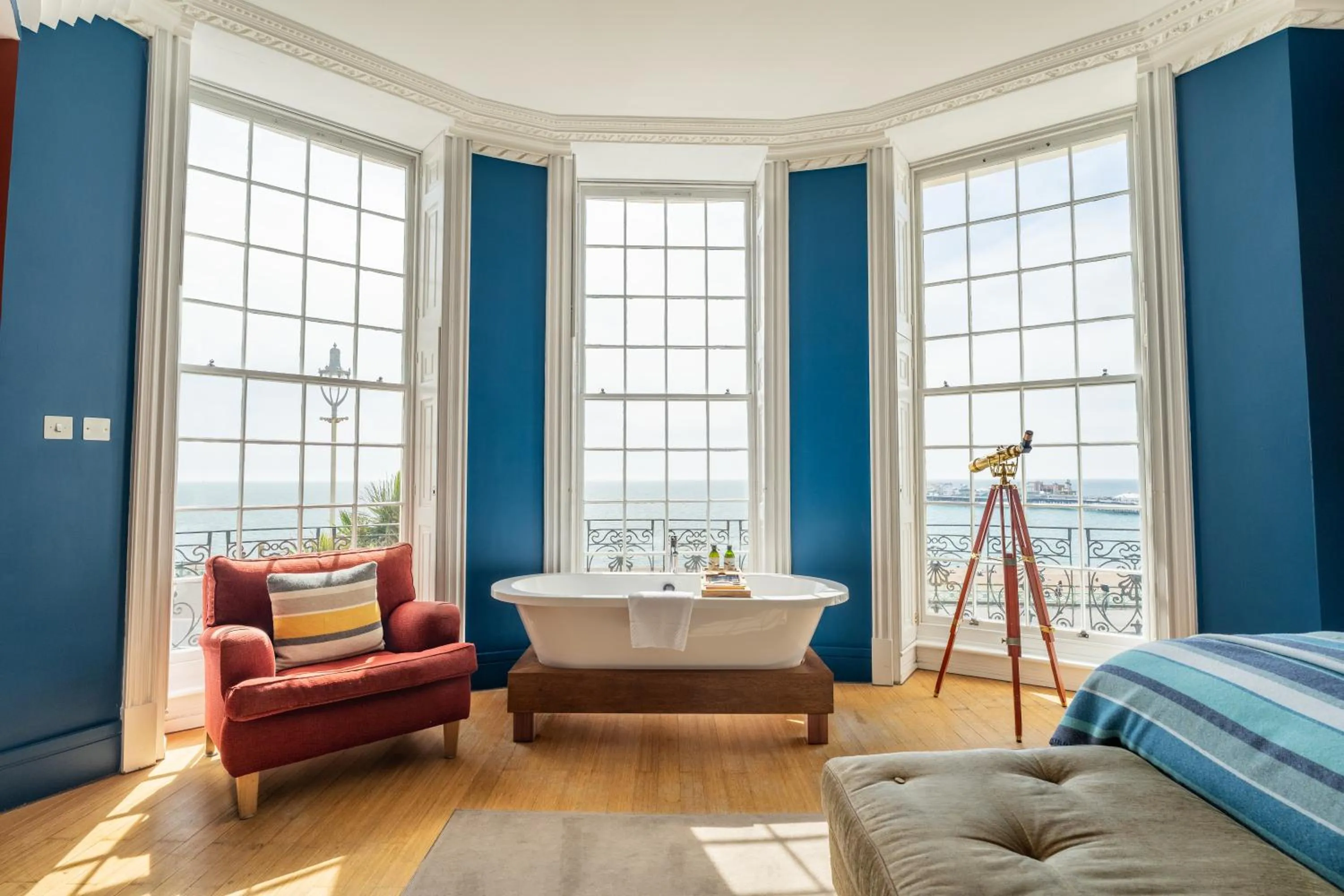 Sea view, Bed in Drakes Hotel