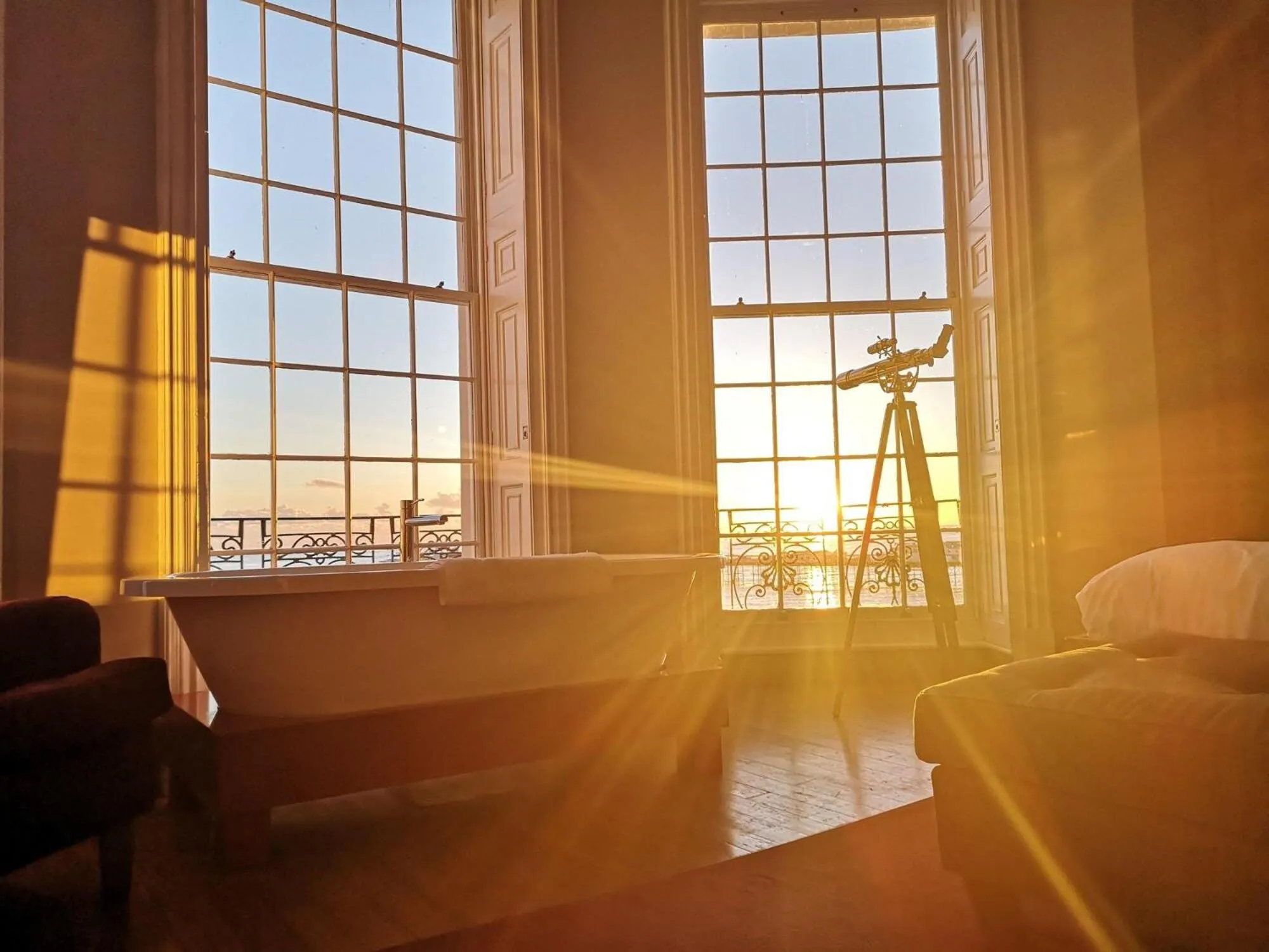 Bedroom, Bed in Drakes Hotel