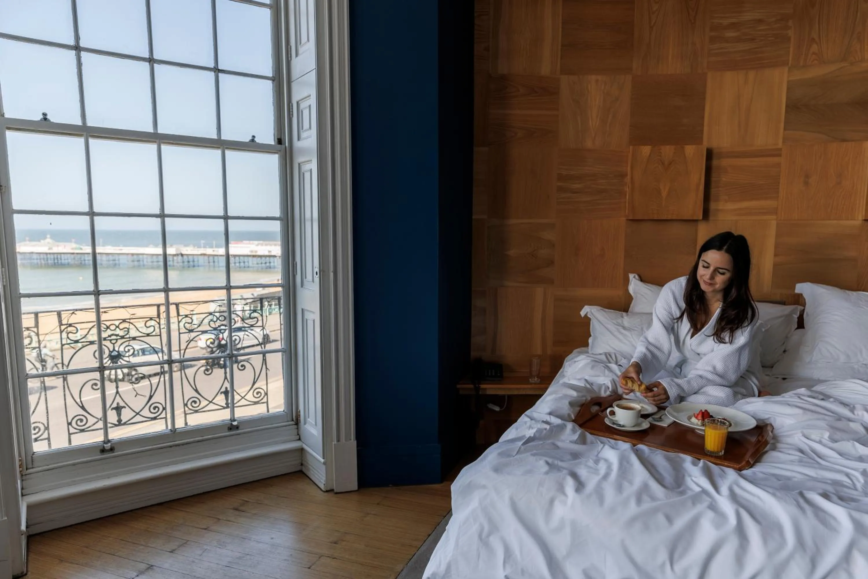 Bedroom, Bed in Drakes Hotel