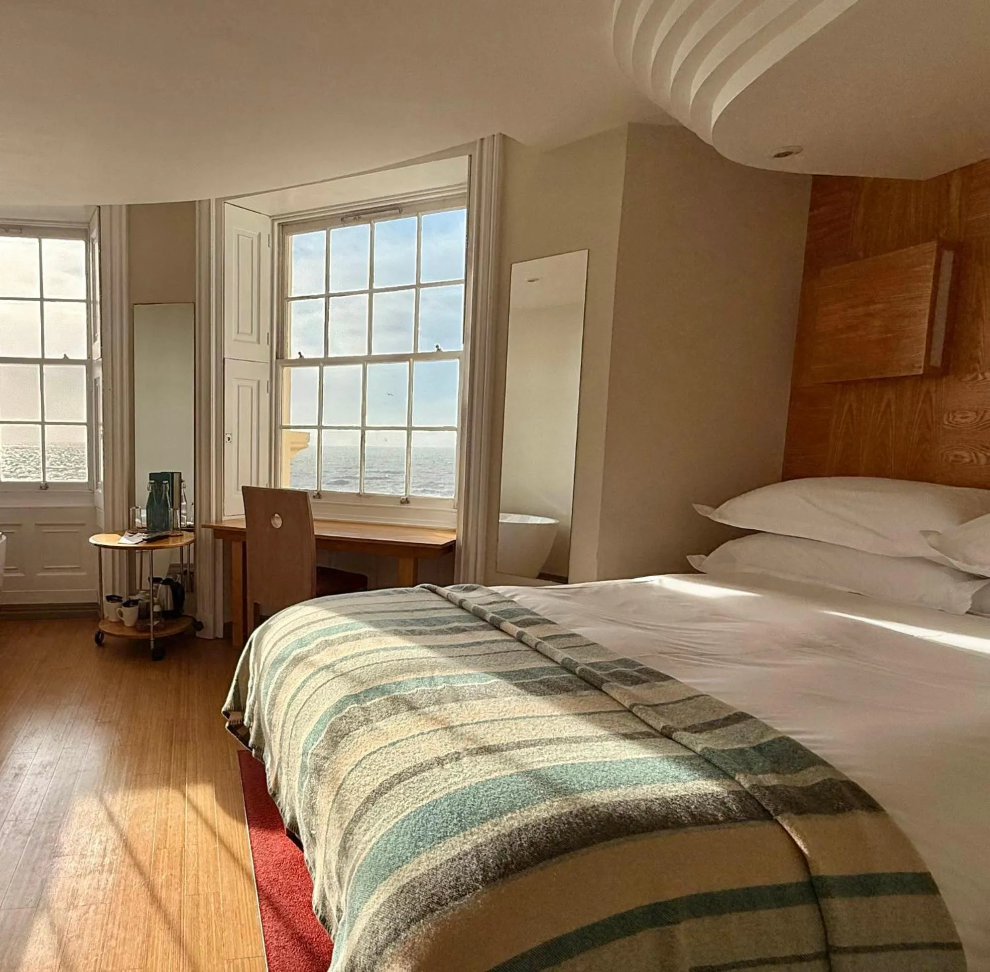 Sea view, Bed in Drakes Hotel