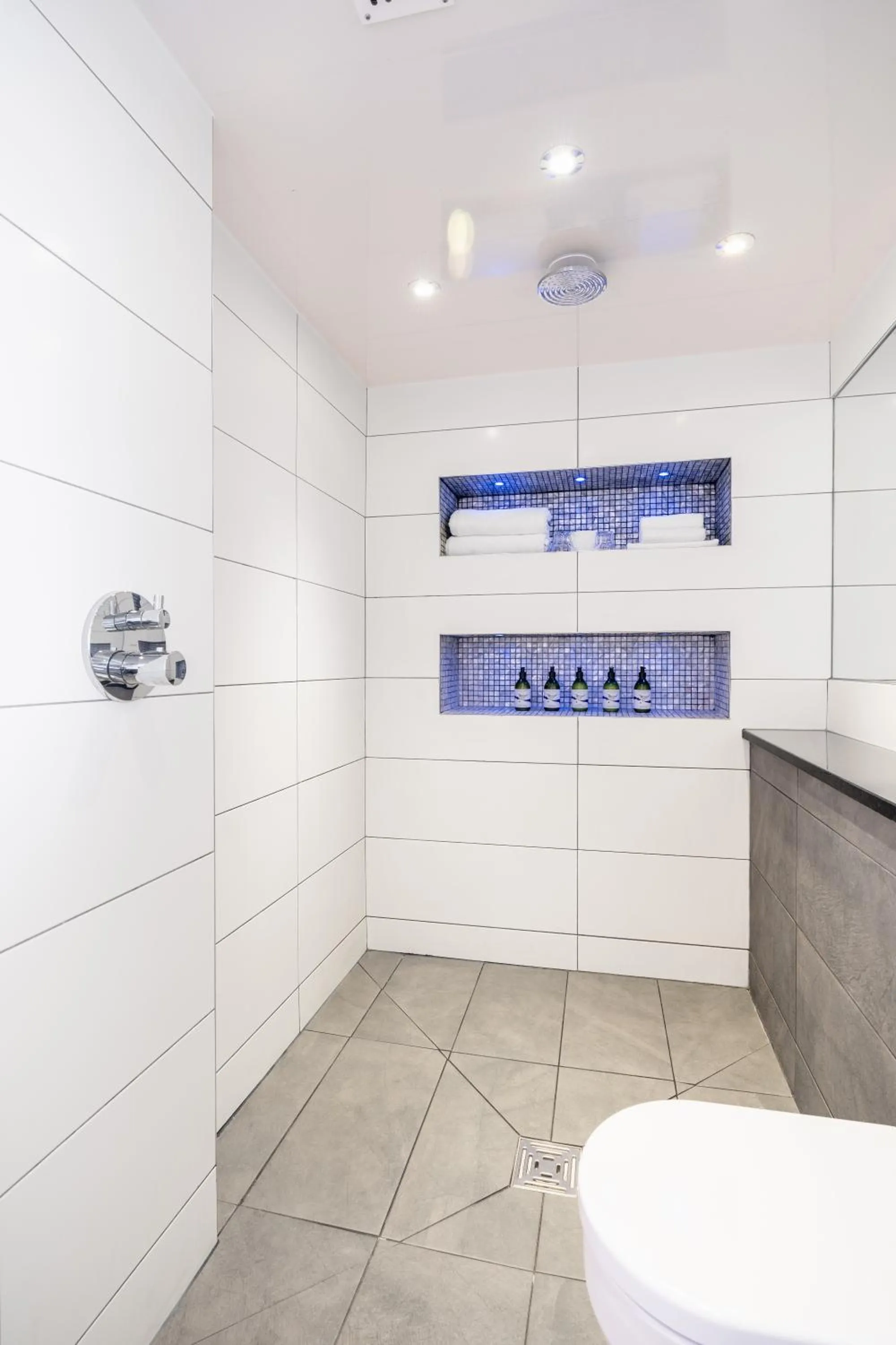 Bathroom in Drakes Hotel