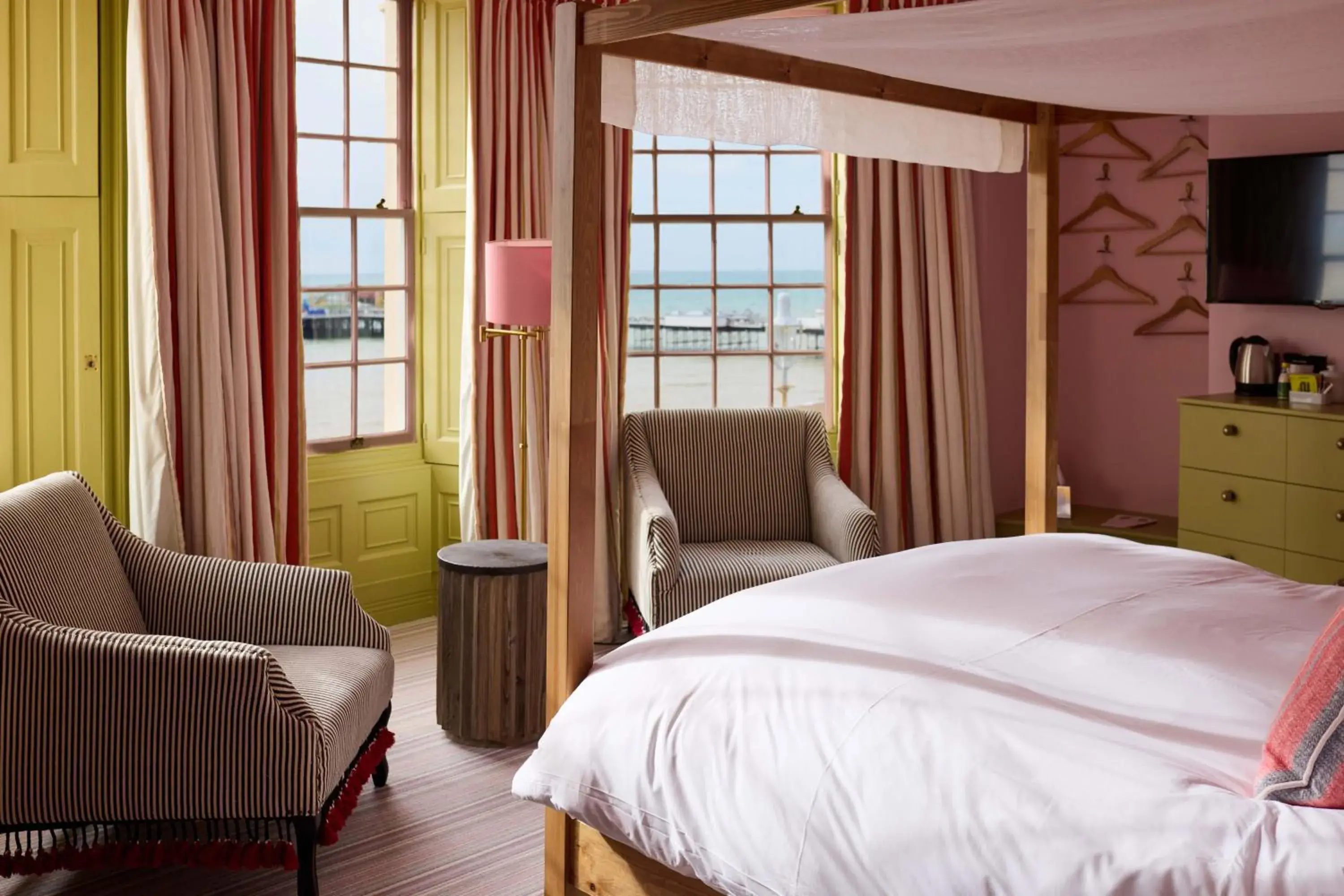 Bedroom, Bed in Drakes Hotel Bedroom, Bed in Drakes Hotel