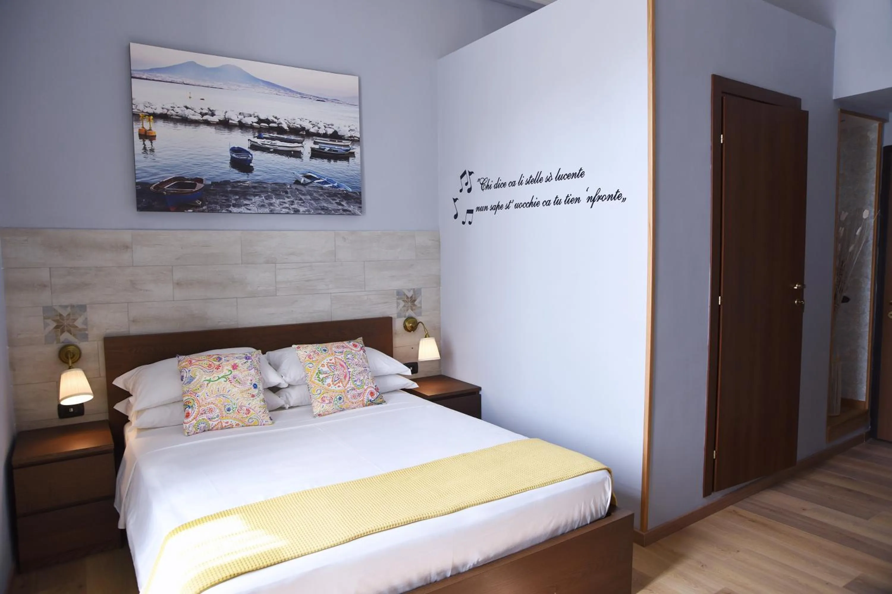 Photo of the whole room, Bed in La Dimora Luca Giordano