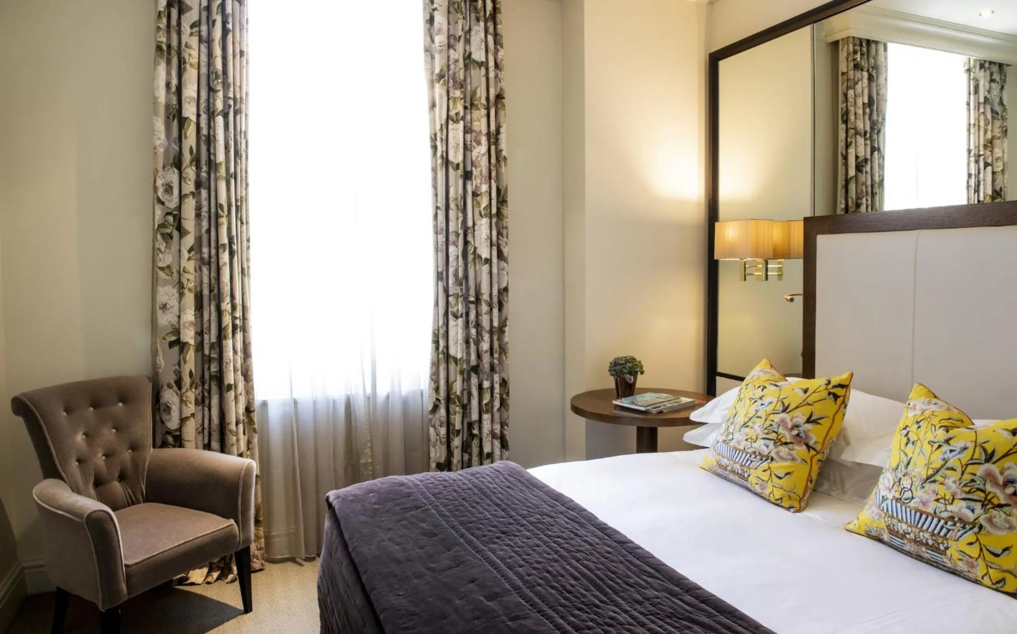 Photo of the whole room, Bed in The Kensington Hotel