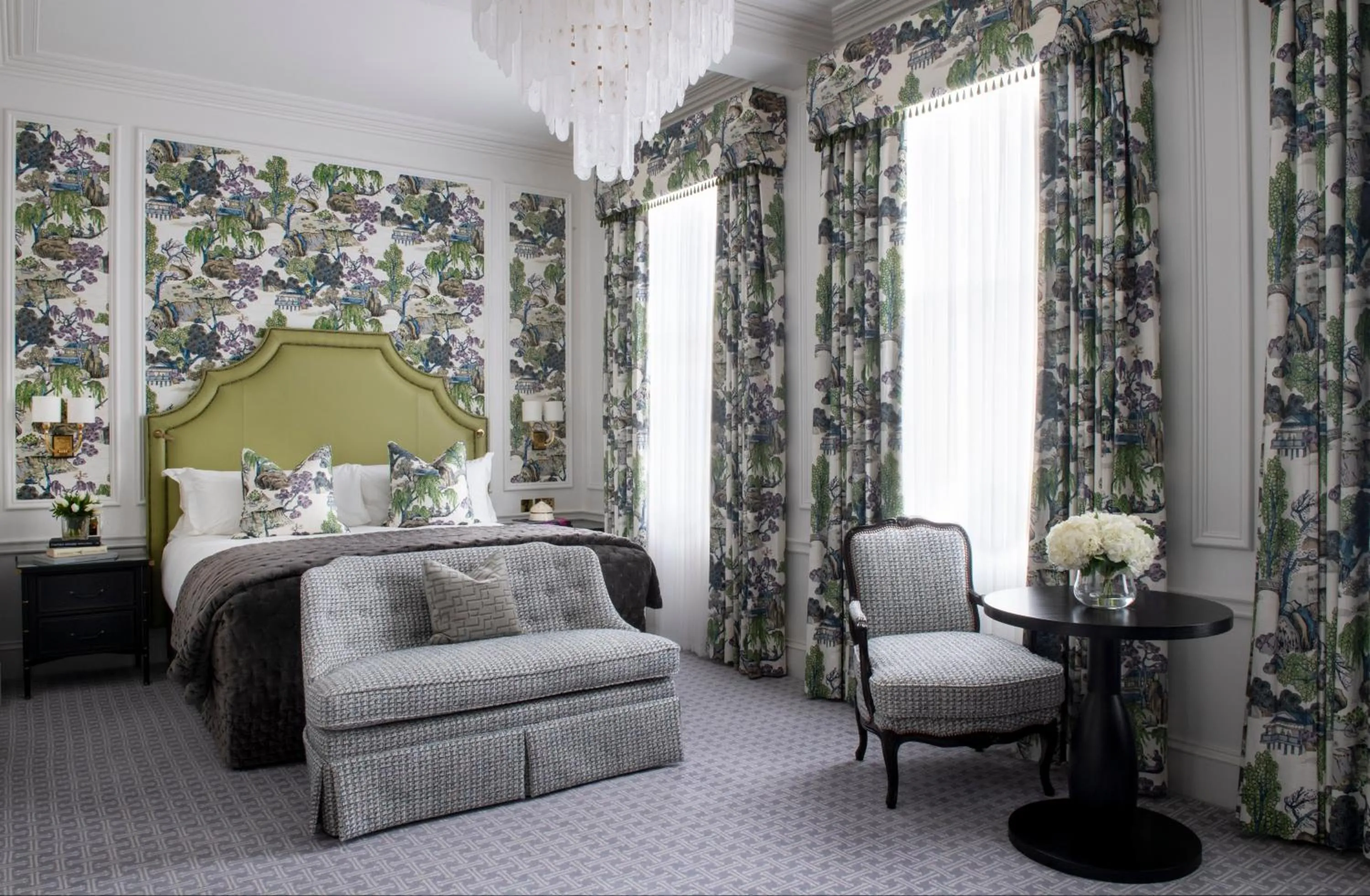 Photo of the whole room, Bed in The Kensington Hotel