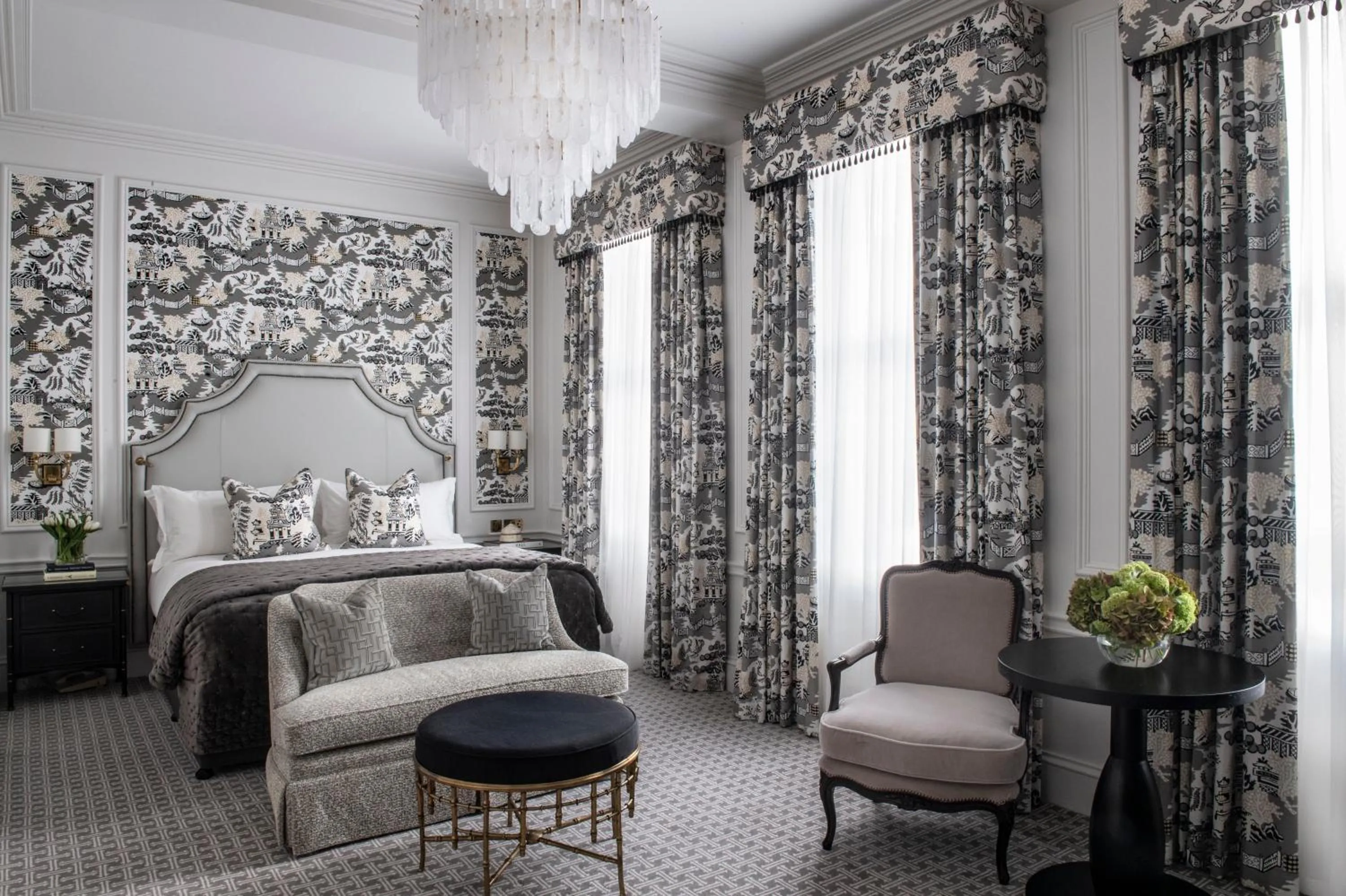 Photo of the whole room, Bed in The Kensington Hotel