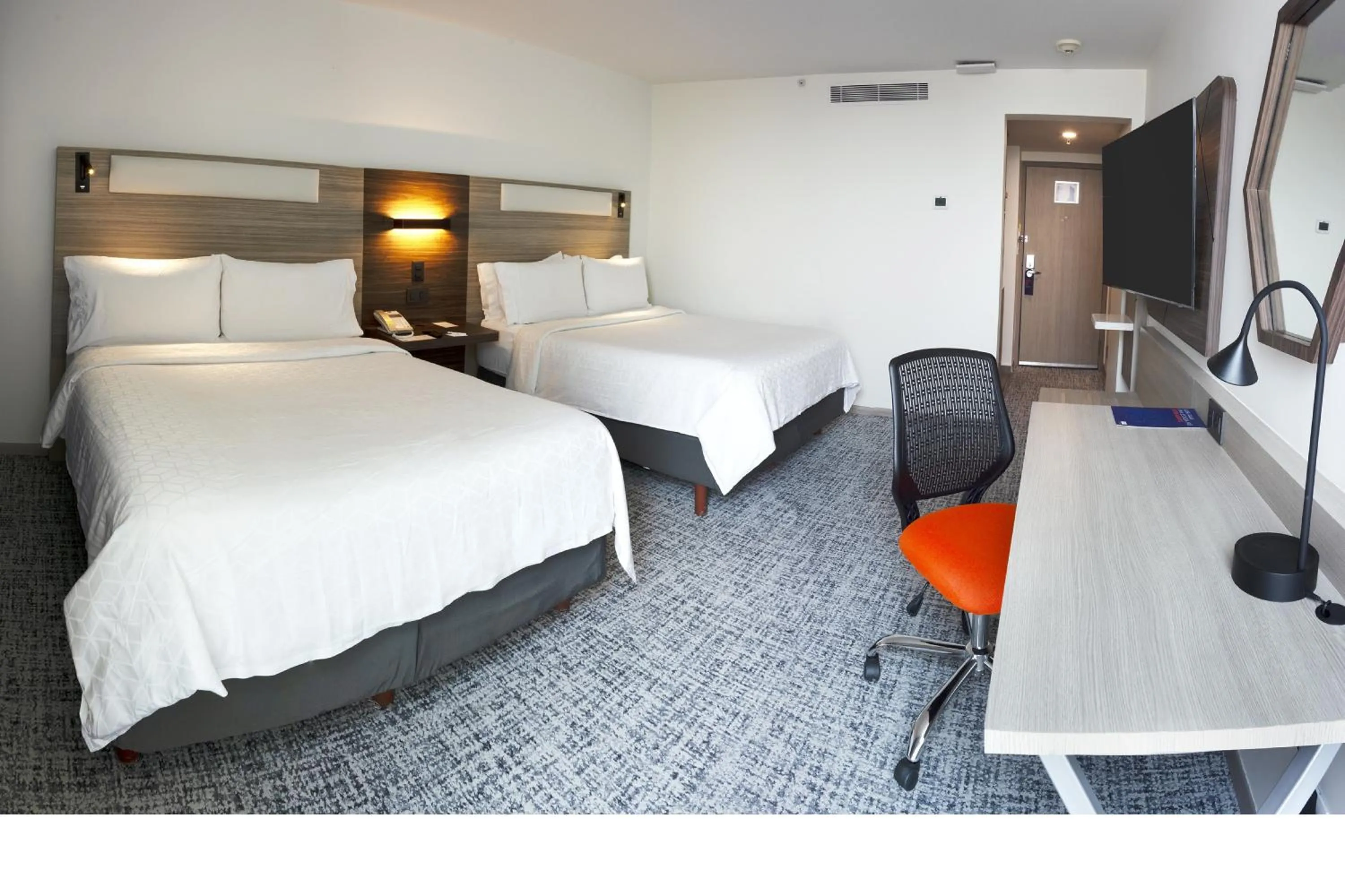 Photo of the whole room, Bed in Holiday Inn Express Toluca Galerias Metepec by IHG