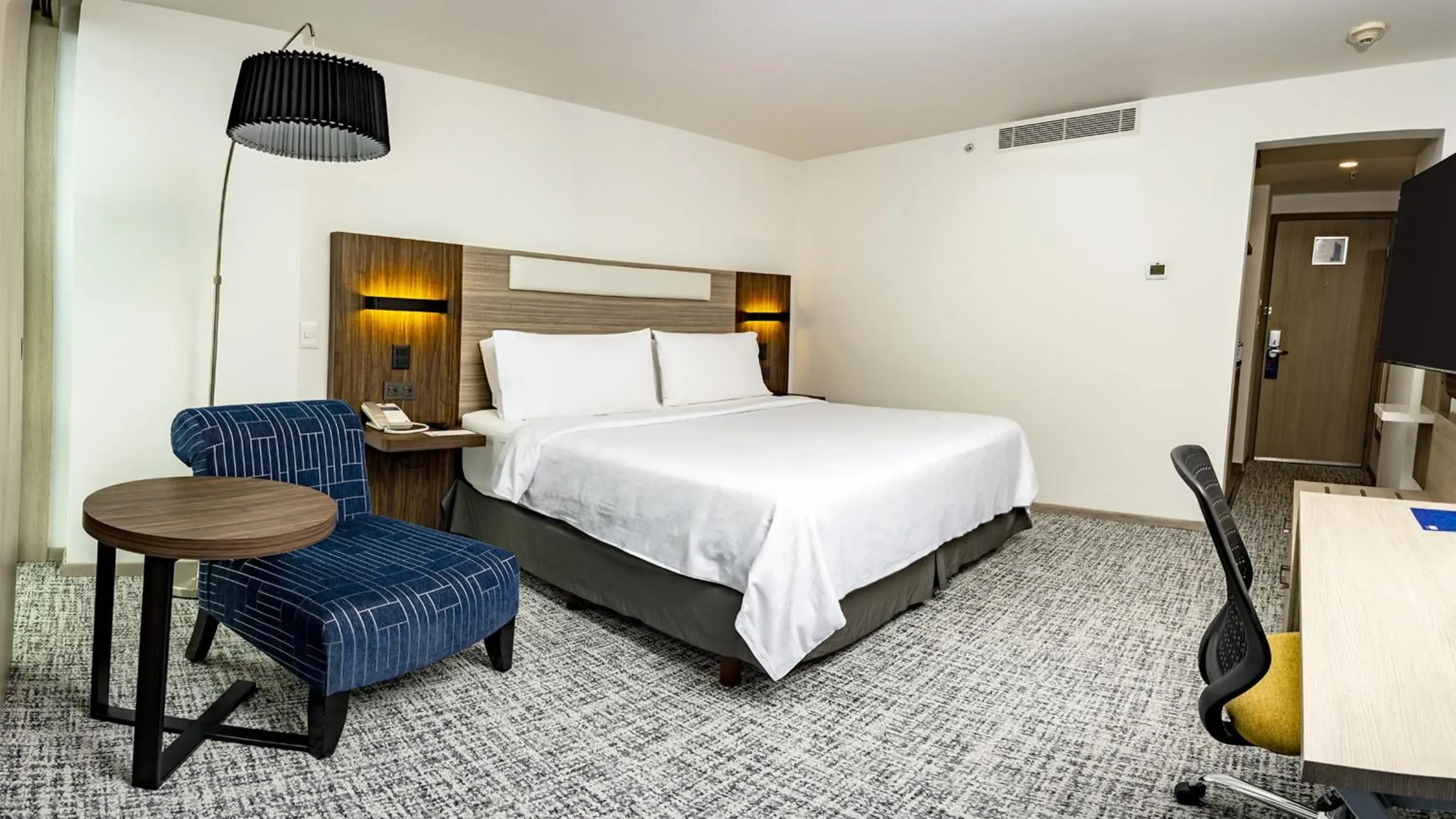 Photo of the whole room, Bed in Holiday Inn Express Toluca Galerias Metepec by IHG Photo of the whole room, Bed in Holiday Inn Express Toluca Galerias Metepec by IHG